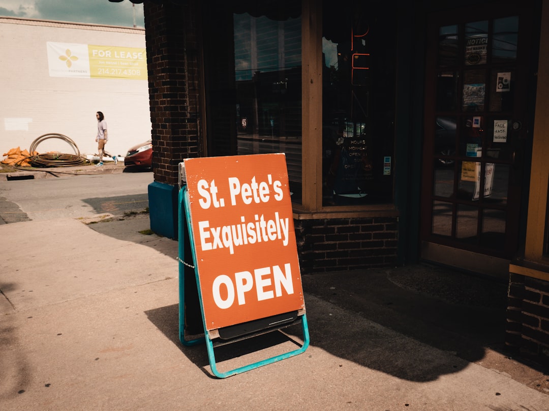 Une petite boutique locale avec une pancarte 