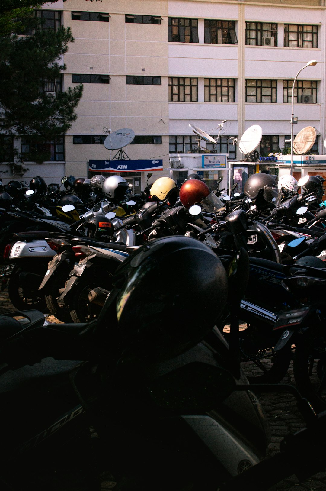 Des motos customisées garées devant un pub de style Far West au coucher du soleil.
