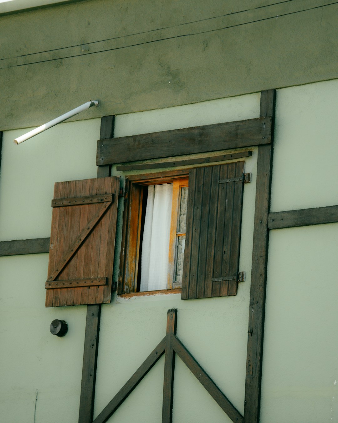 Un installateur professionnel prend des mesures précises d'un cadre de fenêtre avec un ruban à mesurer.