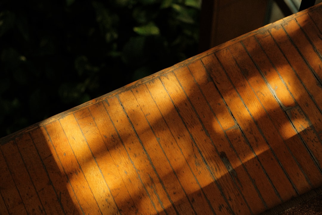 Une palette d'échantillons de bois de différentes teintes et finitions pour stores vénitiens.