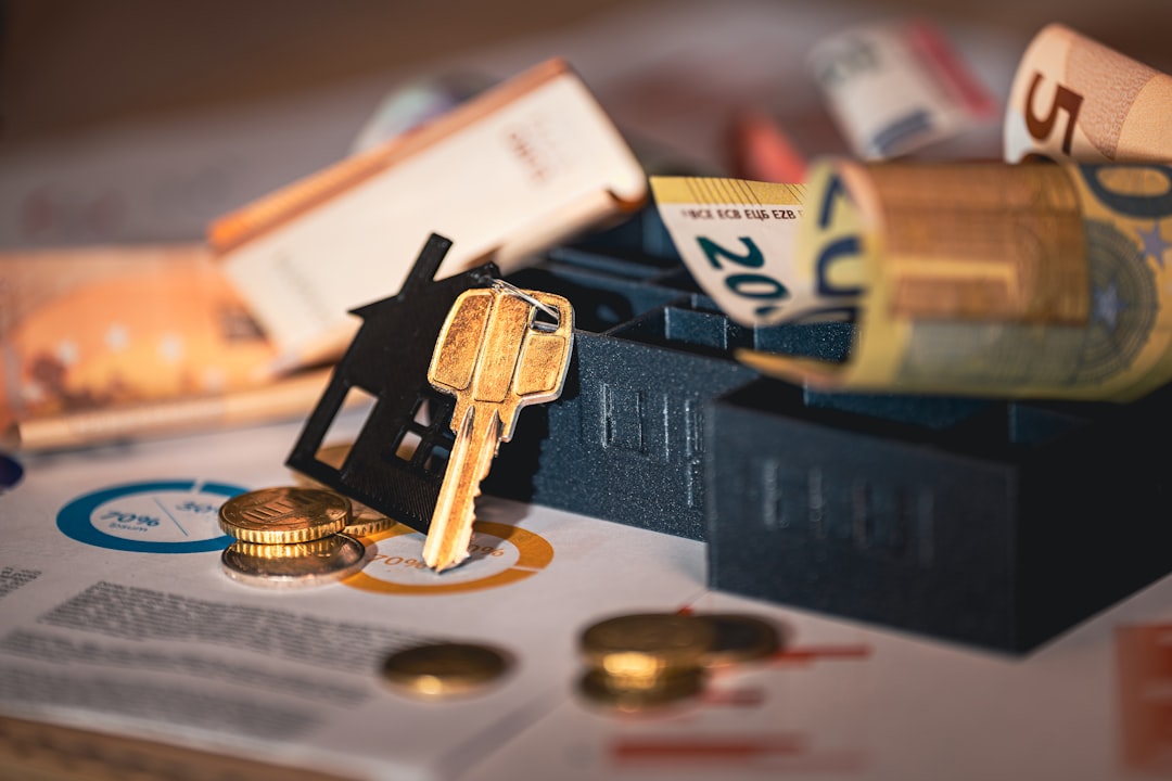 Image symbolique d'un cadenas fermé protégeant des documents financiers, représentant la sécurité et la conformité.