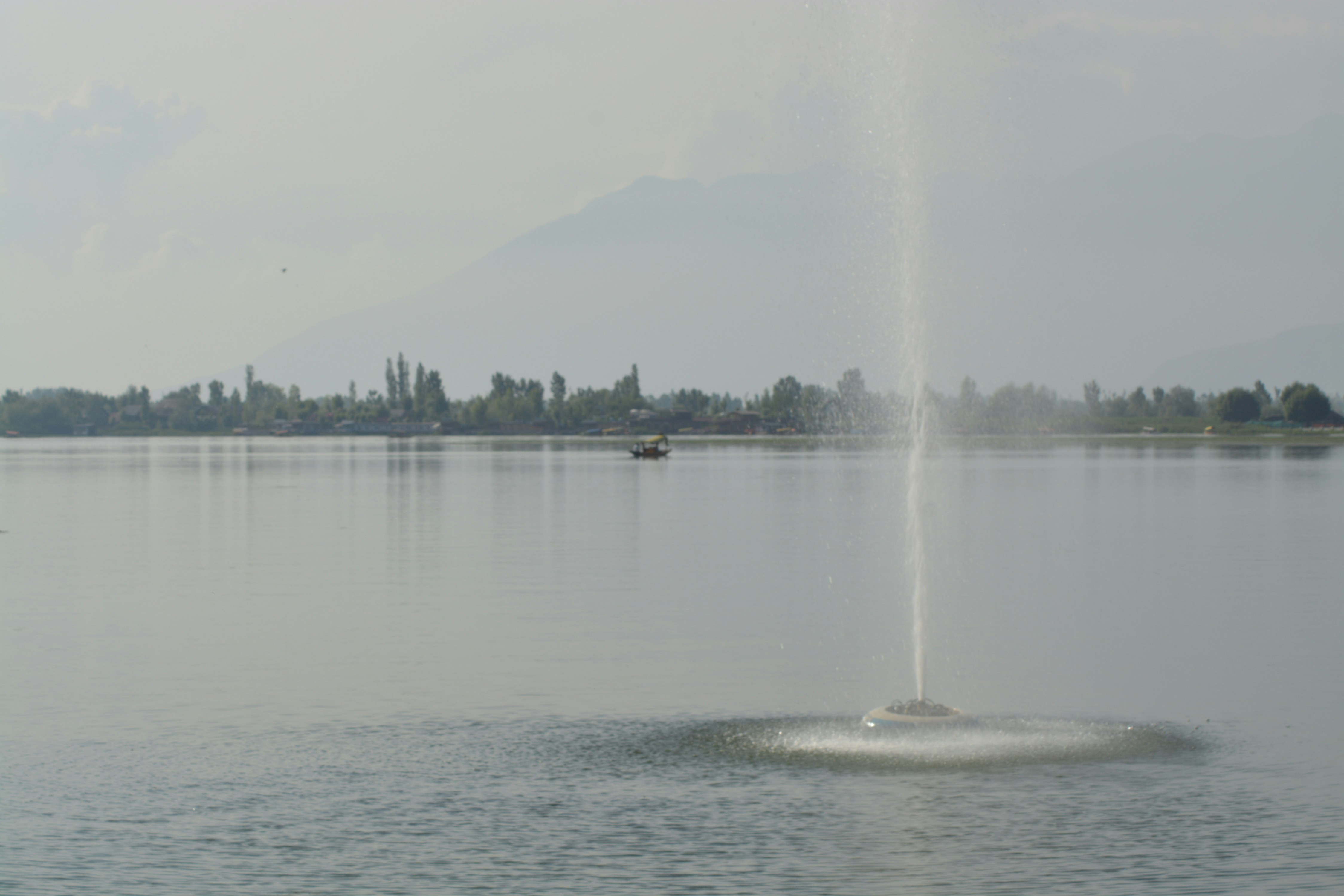 Une vue panoramique de Genève avec le lac Léman et le Jet d'Eau, représentant l'écosystème d'affaires suisse.