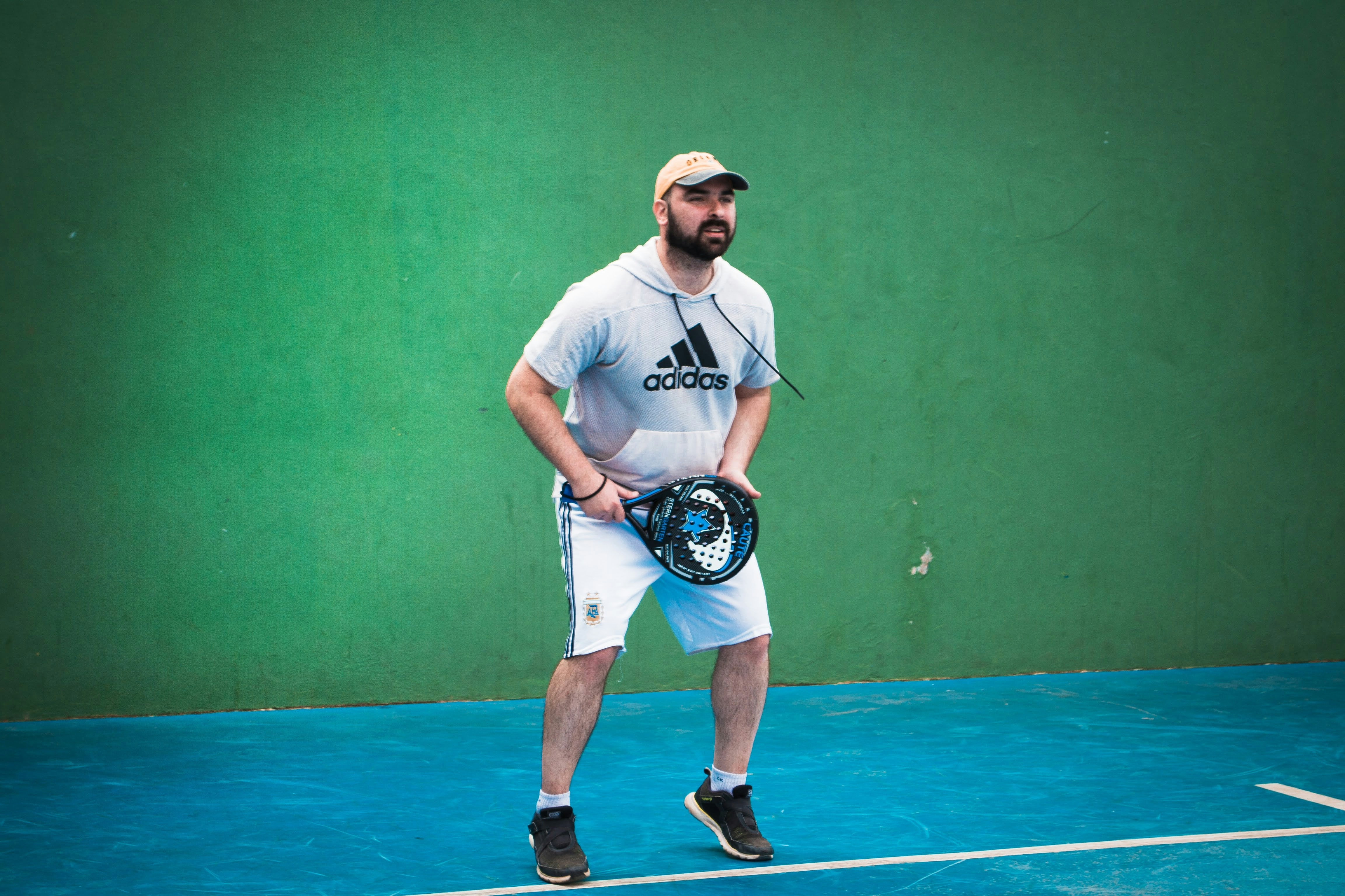 Photo d'une personne regardant sa montre d'un air pressé, dans un contexte urbain évoquant la région lausannoise.