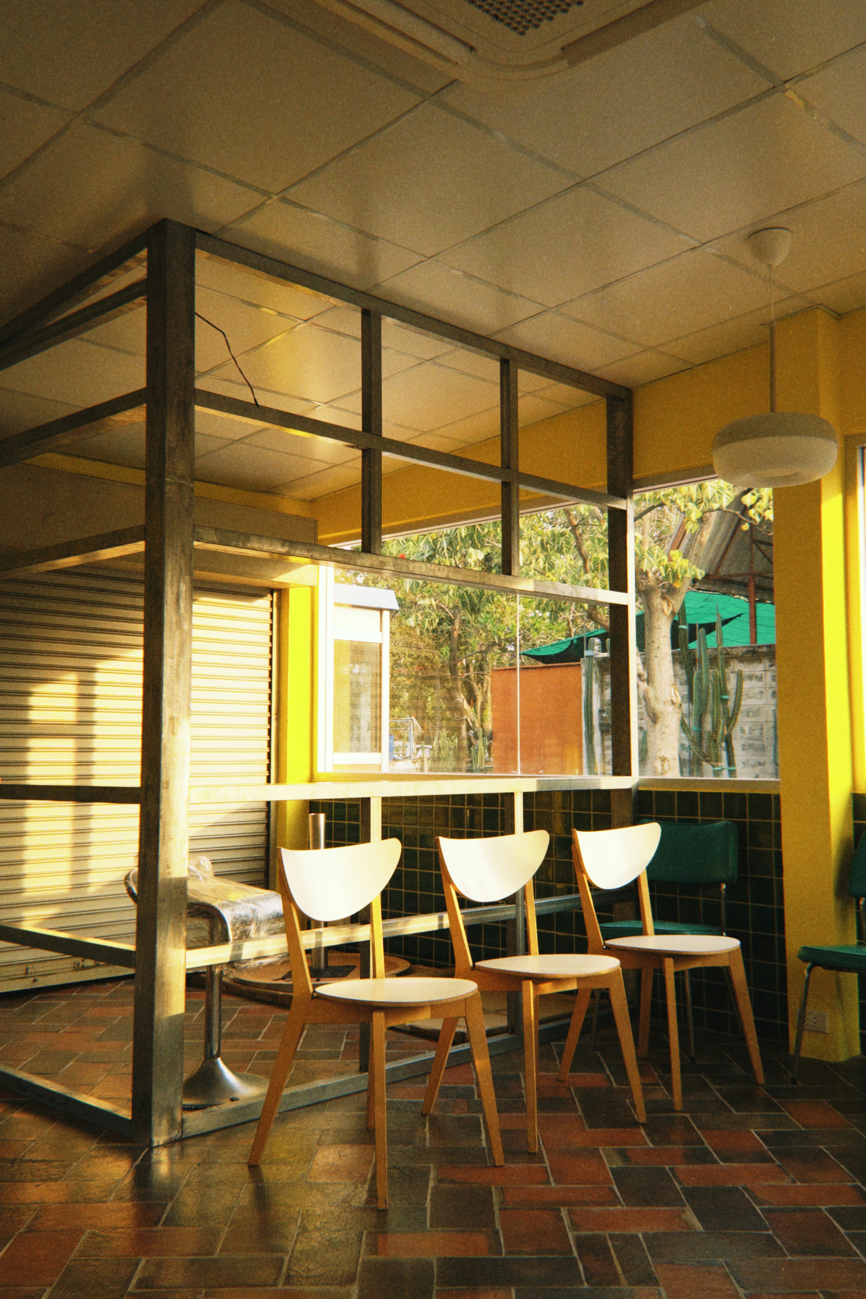 Un restaurant accueillant avec des assises modulables, parfaites pour s'adapter facilement à des tables de différentes tailles et illustrant la flexibilité de l'espace.