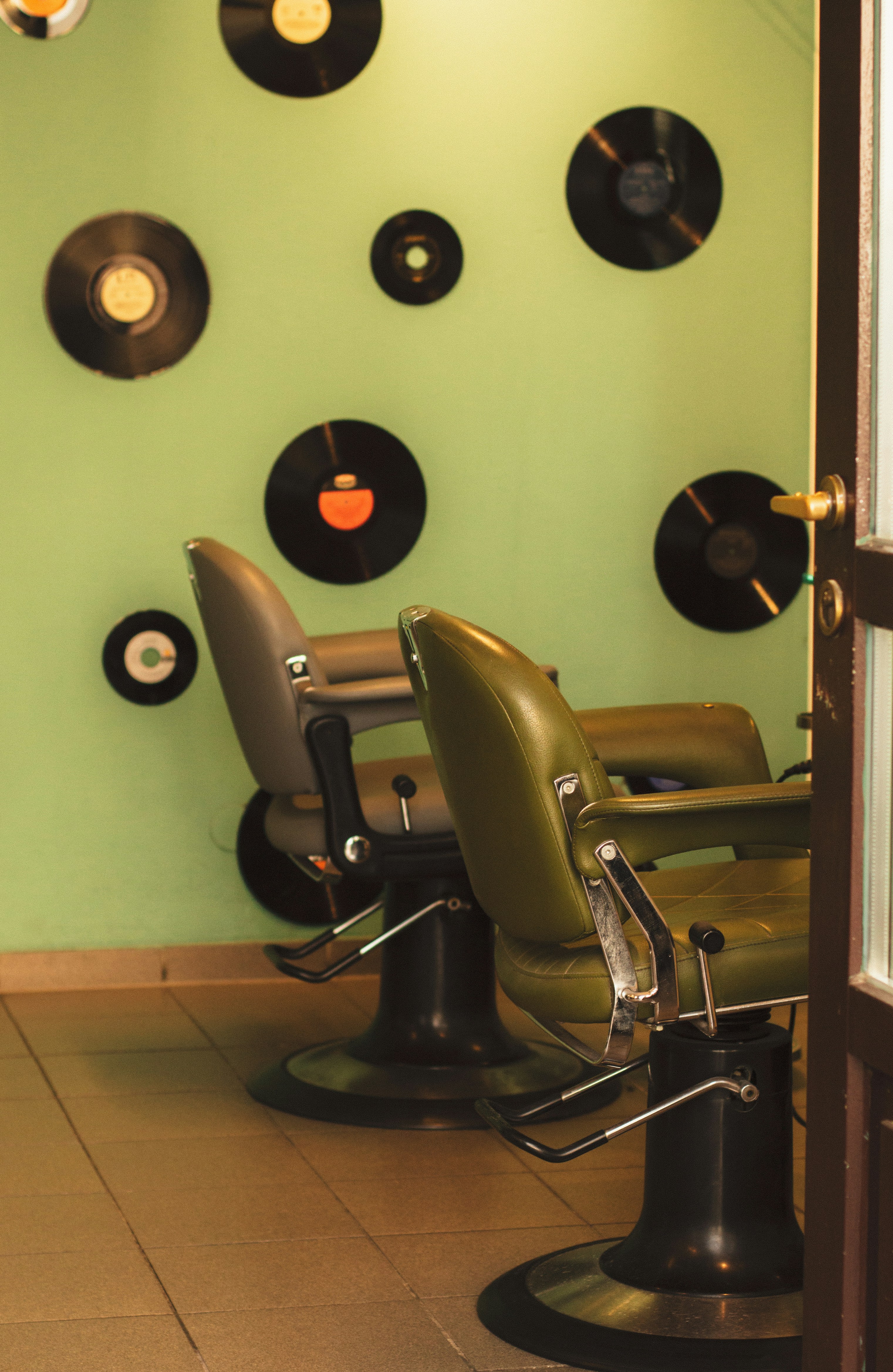 Gros plan sur un poste de coiffure élégant avec un mobilier moderne et fonctionnel et des éléments décoratifs personnalisés qui reflètent l'identité de la marque.