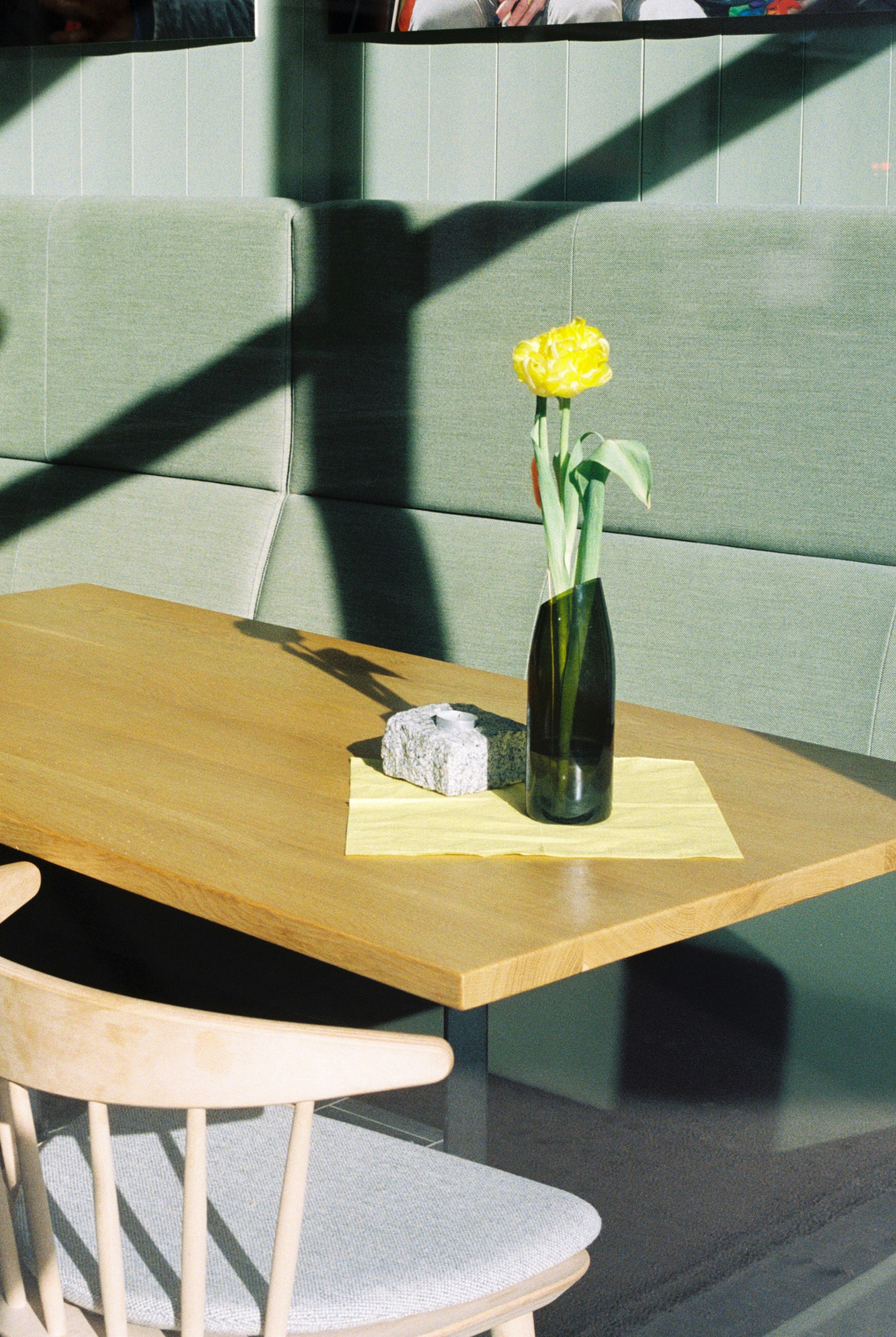 Une décoration de table pour un événement d'entreprise, conçue à partir de matériaux naturels et recyclés comme le bois, le lin, et des objets en verre réutilisés.
