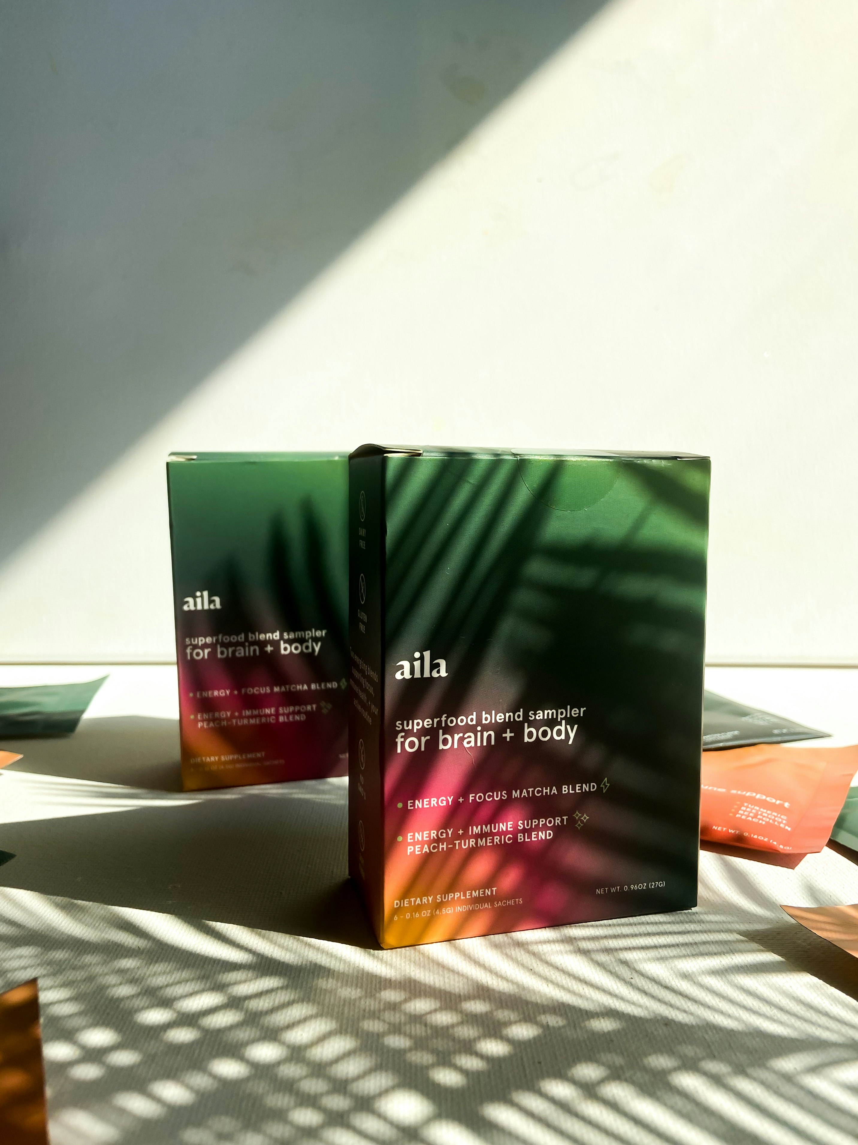 Des lettres lumineuses géantes formant le nom d'une marque lors d'un lancement de produit, avec du mobilier design aux couleurs de l'entreprise.