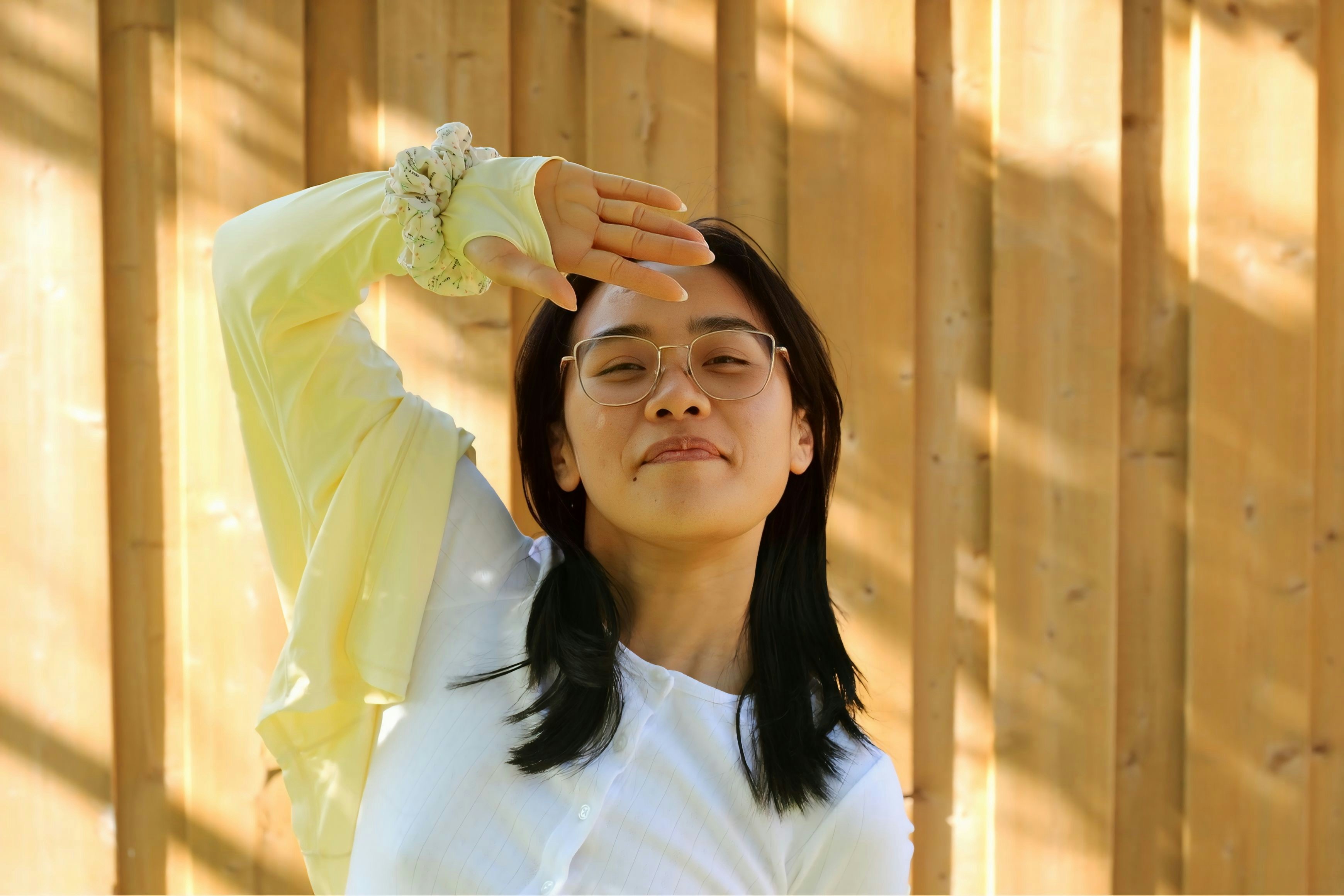 Des mains de thérapeute posées délicatement sur l'abdomen d'un patient, dans une atmosphère de soin et d'écoute, illustrant le principe du Chi Nei Tsang.