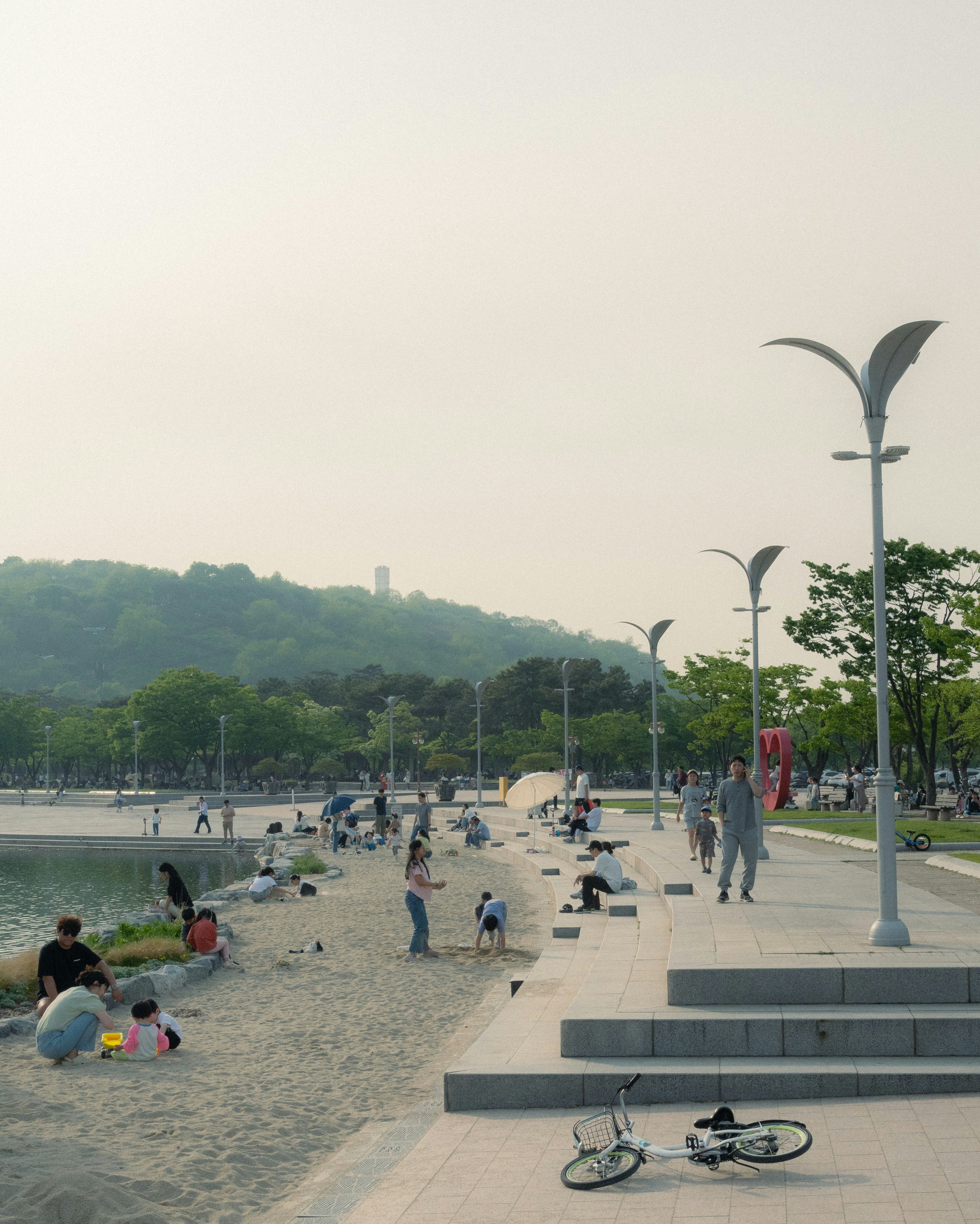 Personne pratiquant le Qi Gong dans un parc, dont les mouvements lents des mains expriment une profonde sérénité et concentration.