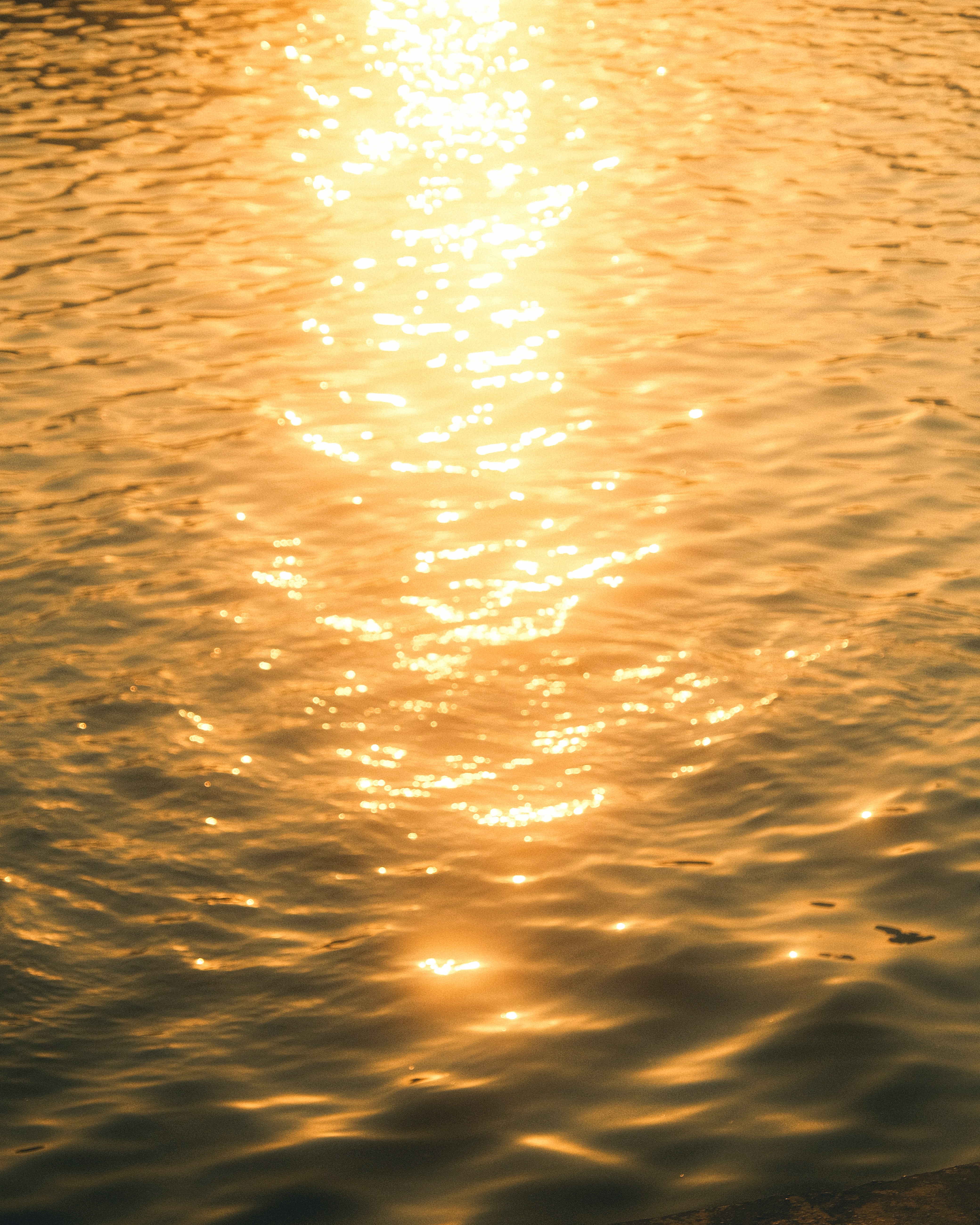 Une personne médite en position du lotus au lever du soleil, face à un lac d'un calme absolu, évoquant la paix intérieure.
