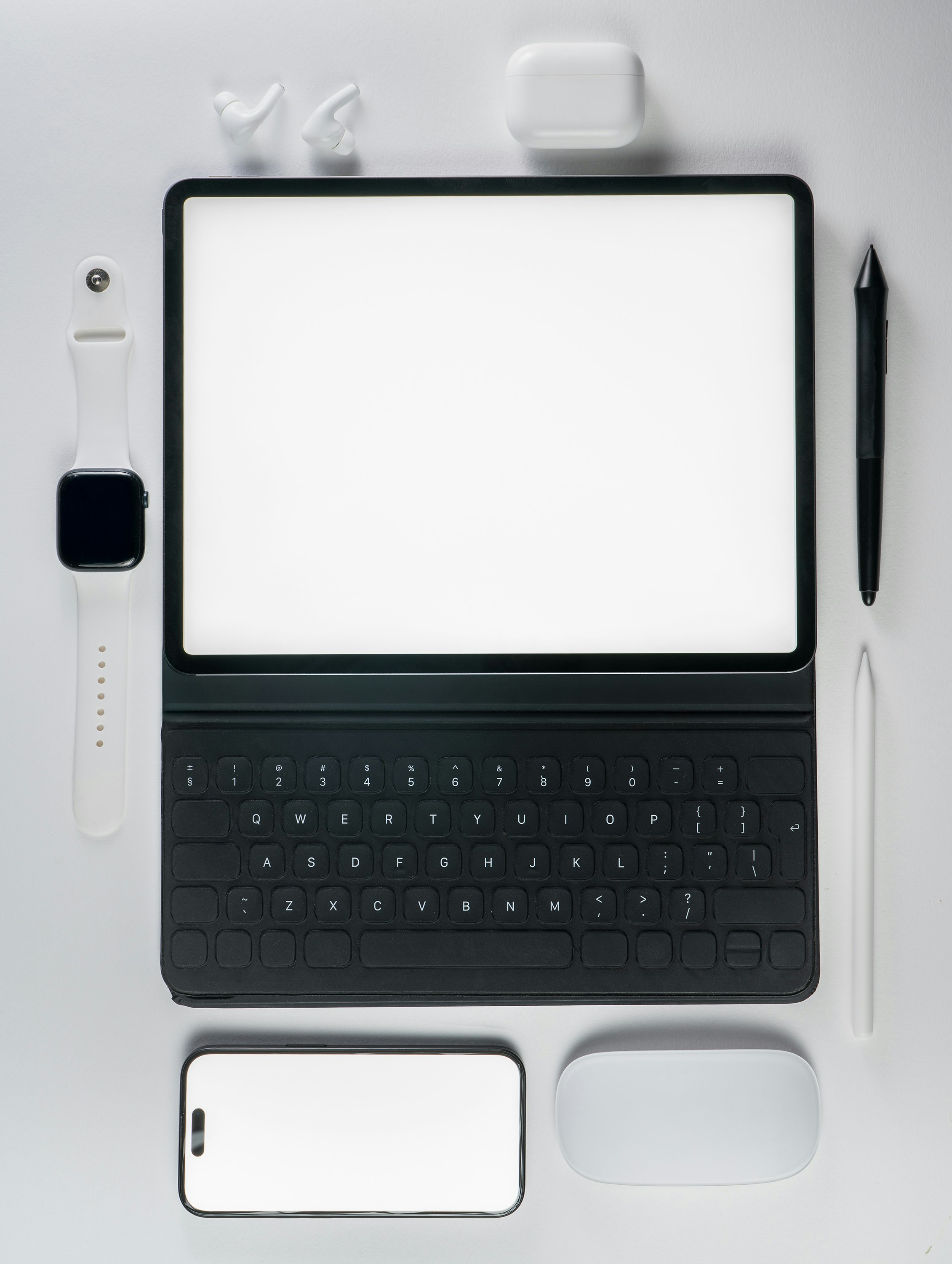Voilà à quoi ressemble la fiduciaire moderne : quelqu'un qui jongle entre son ordinateur portable et son smartphone, toujours connecté aux besoins de l'entreprise.
