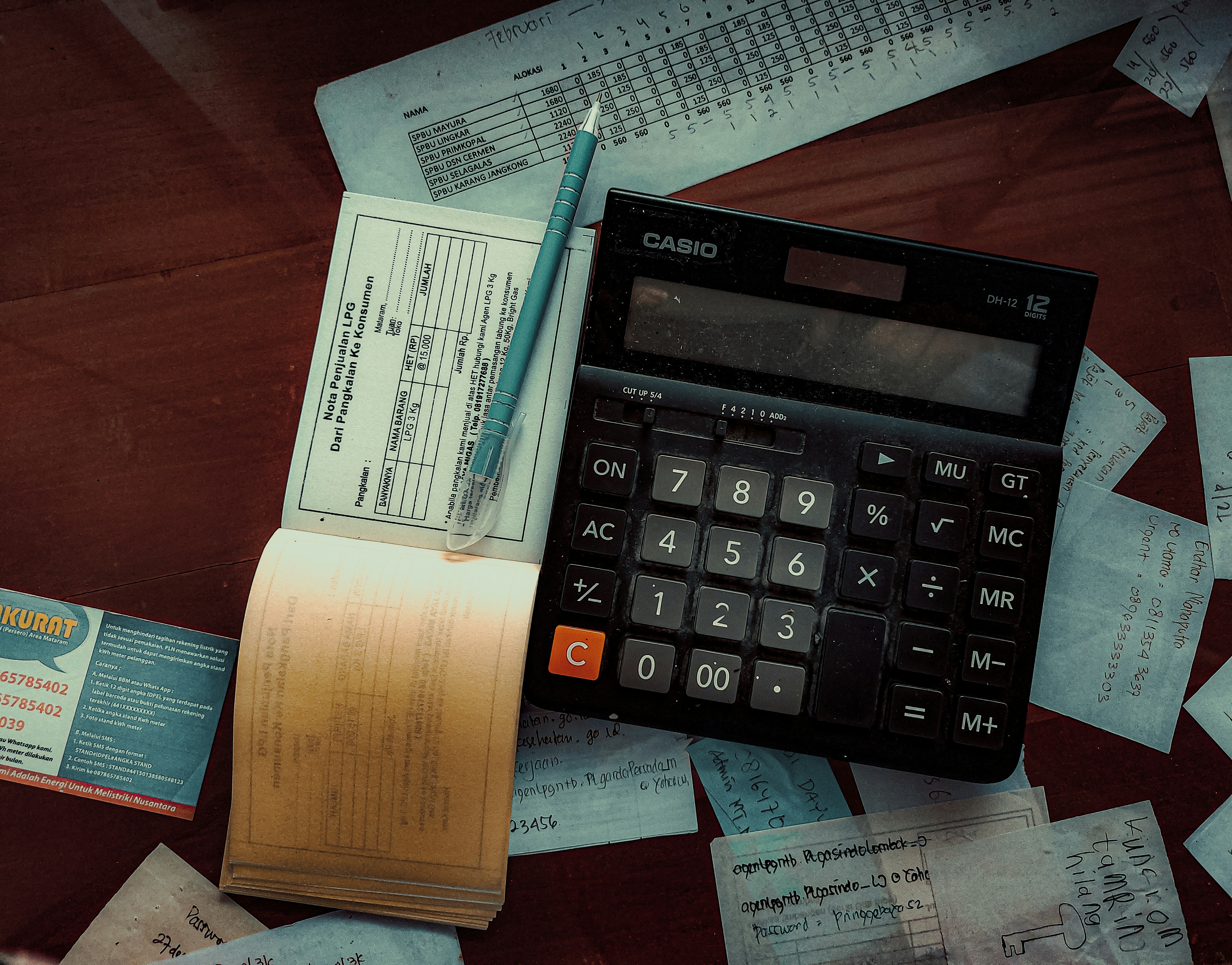 Une image pour parler chiffres : une calculatrice et un stylo sur des documents financiers, pour illustrer l'importance de tarifs clairs et d'un budget maîtrisé.