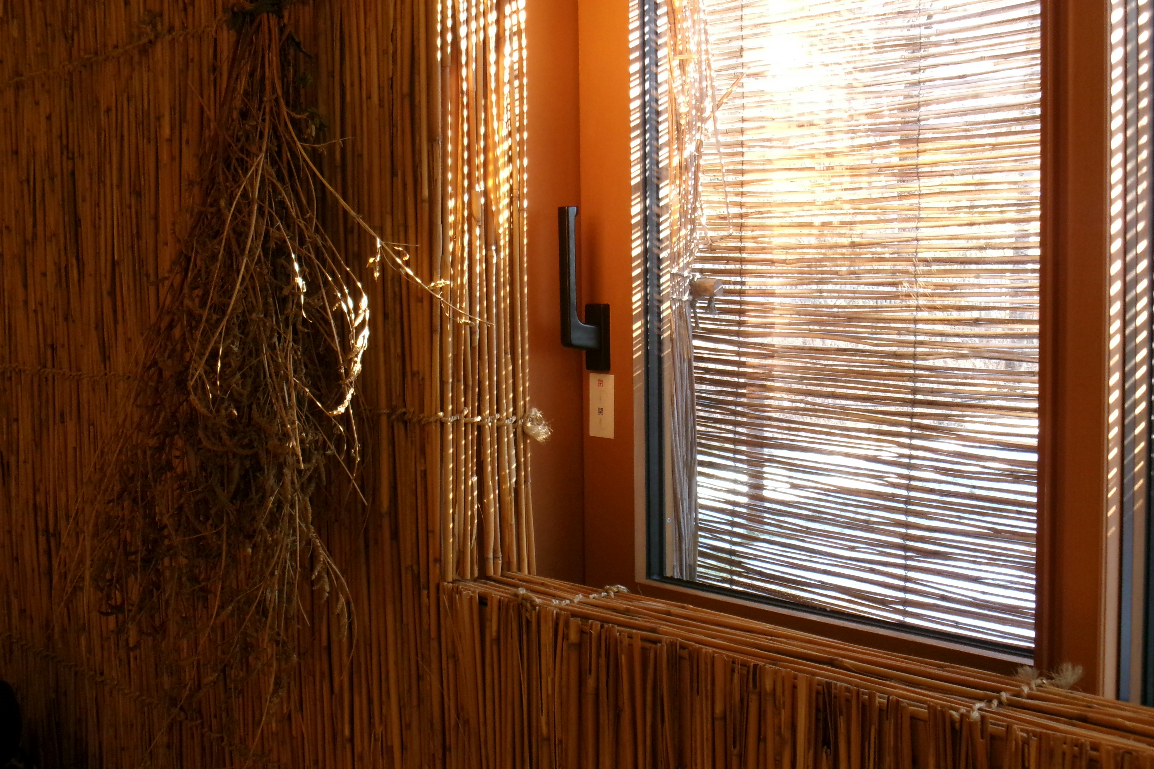 Photo d'un artisan professionnel prenant des mesures précises d'un cadre de fenêtre pour une installation de moustiquaire sur mesure.