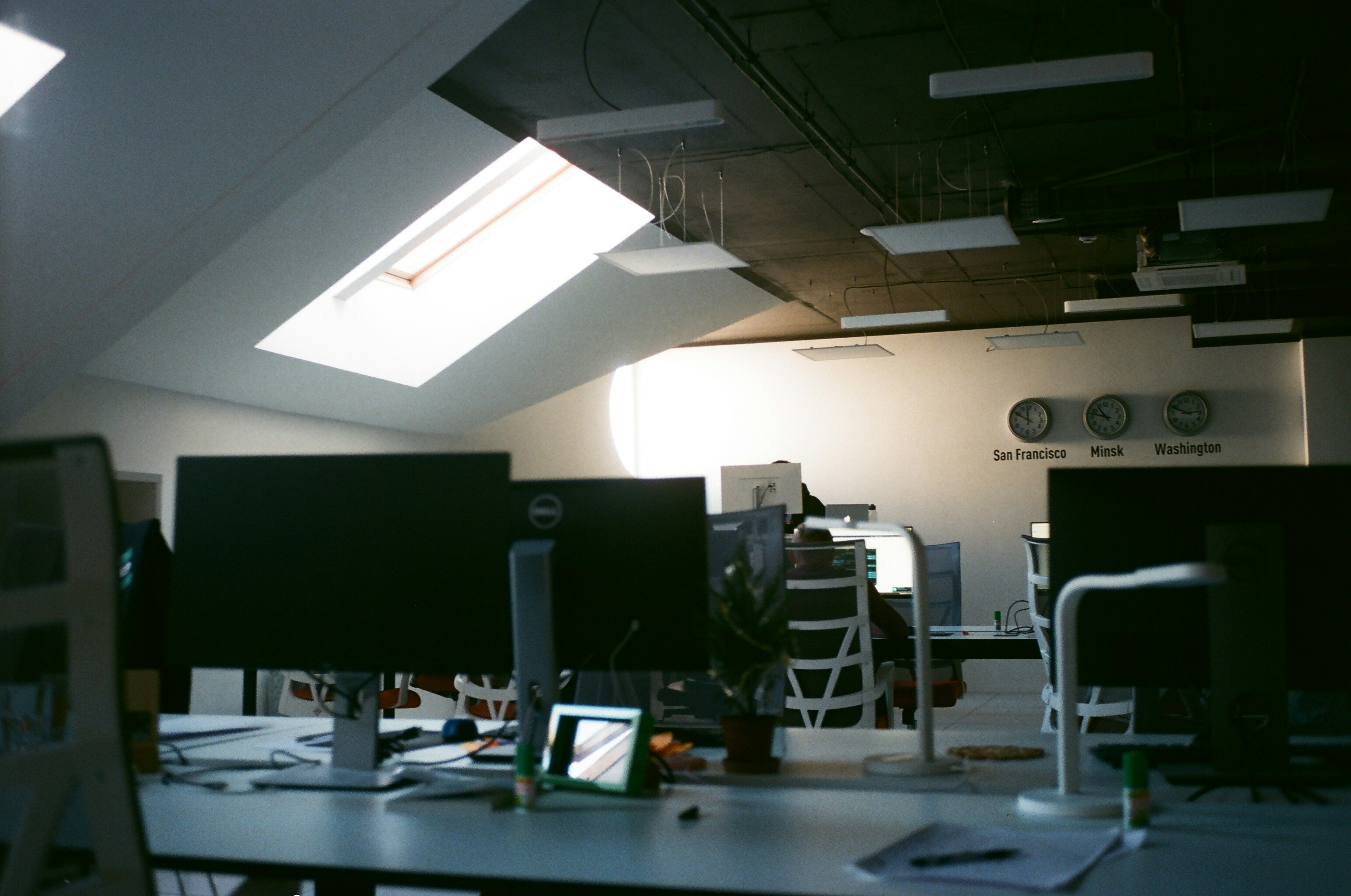 Une équipe diversifiée de professionnels collaborant autour d'une table dans un bureau moderne et lumineux.