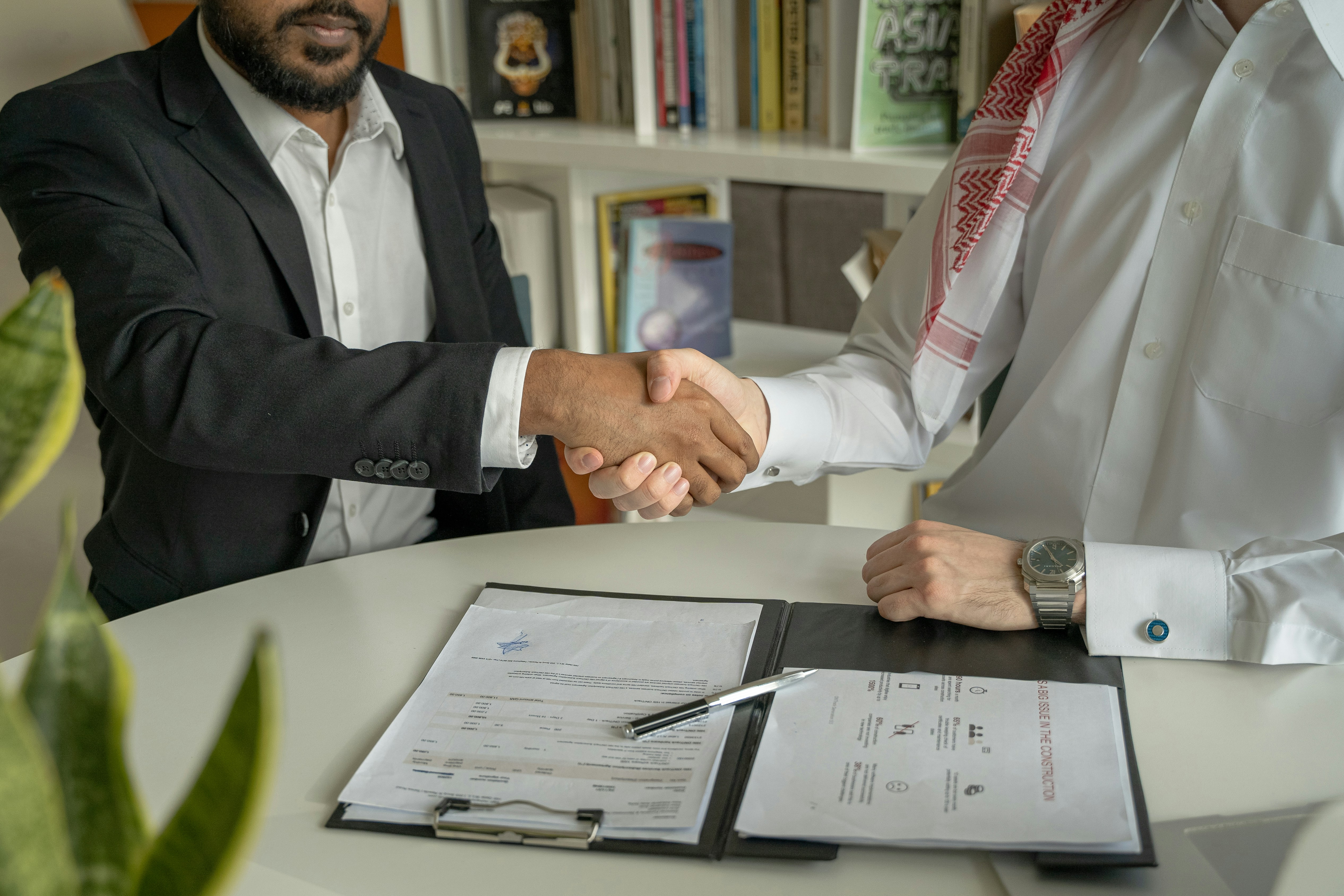 Une poignée de main franche après la signature d'un contrat, un geste qui symbolise un accord clair et transparent.