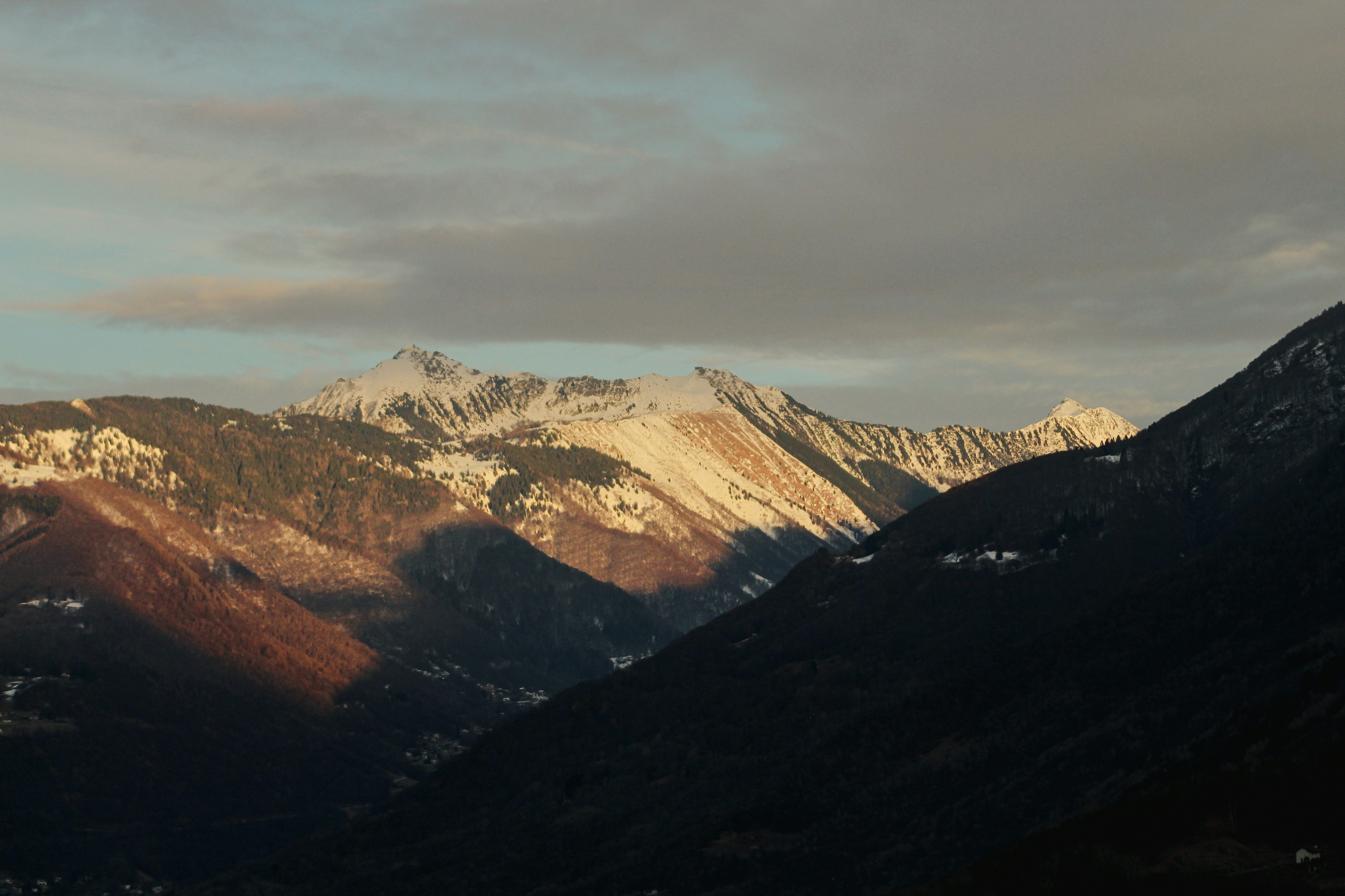 Une vue panoramique de La Chaux-de-Fonds, nichée au creux des montagnes du Jura, un lieu emblématique reconnu comme l'un des berceaux de l'horlogerie suisse.