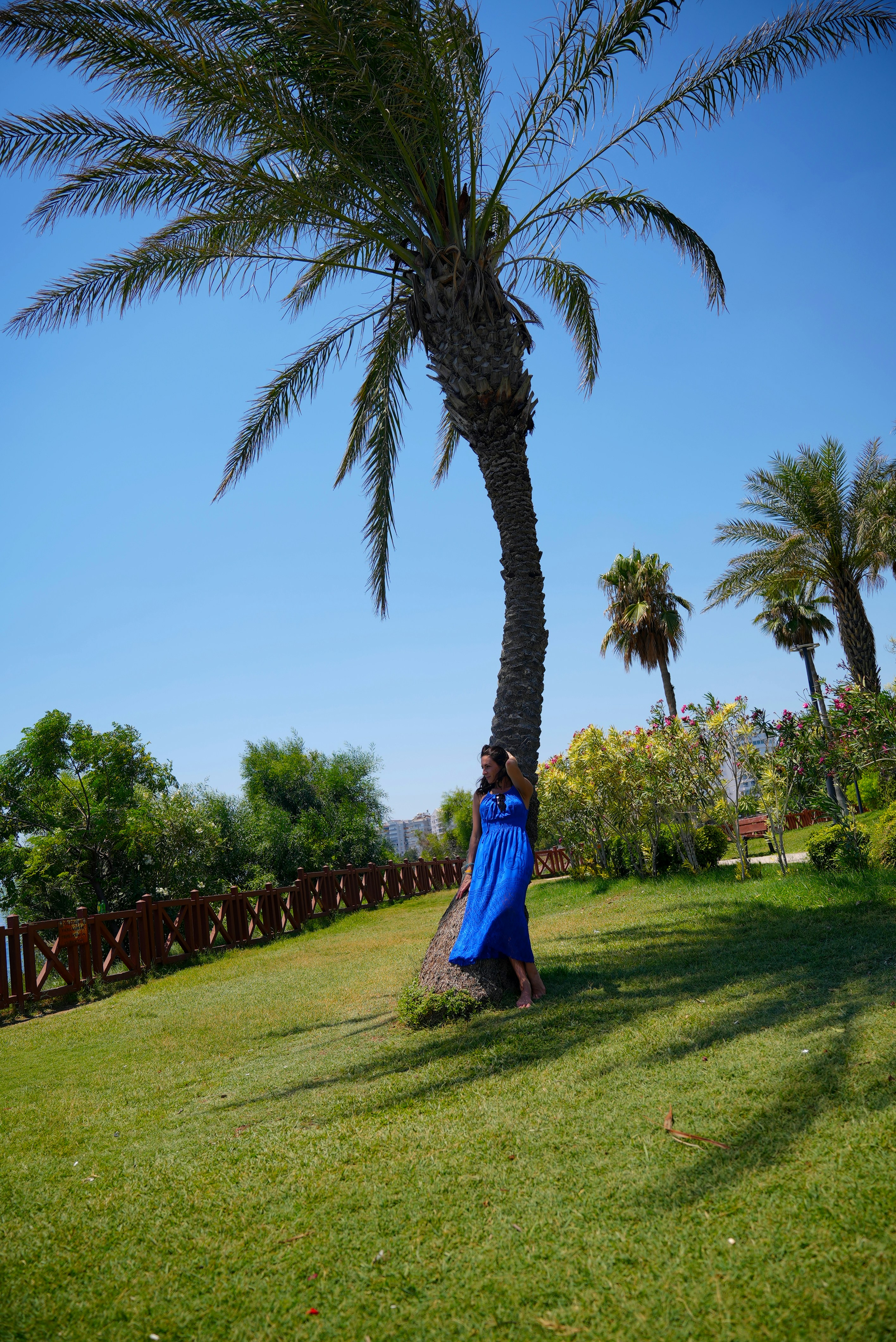 Gros plan sur la texture d'un tissu en lin beige, montrant les fibres naturelles et l'aspect texturé du matériau.