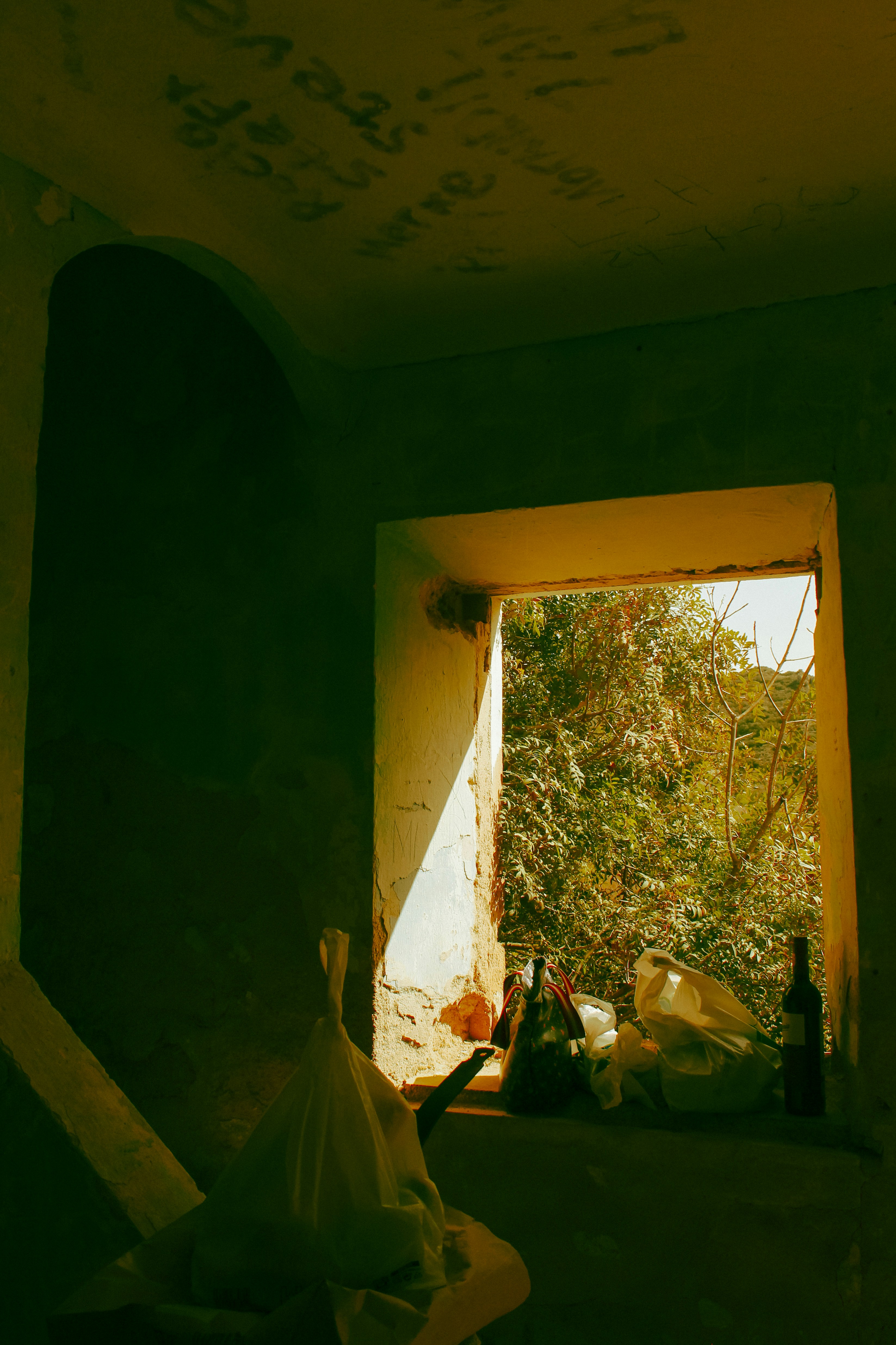 Un installateur professionnel en train de fixer méticuleusement le support d'un store enrouleur au-dessus d'une fenêtre.