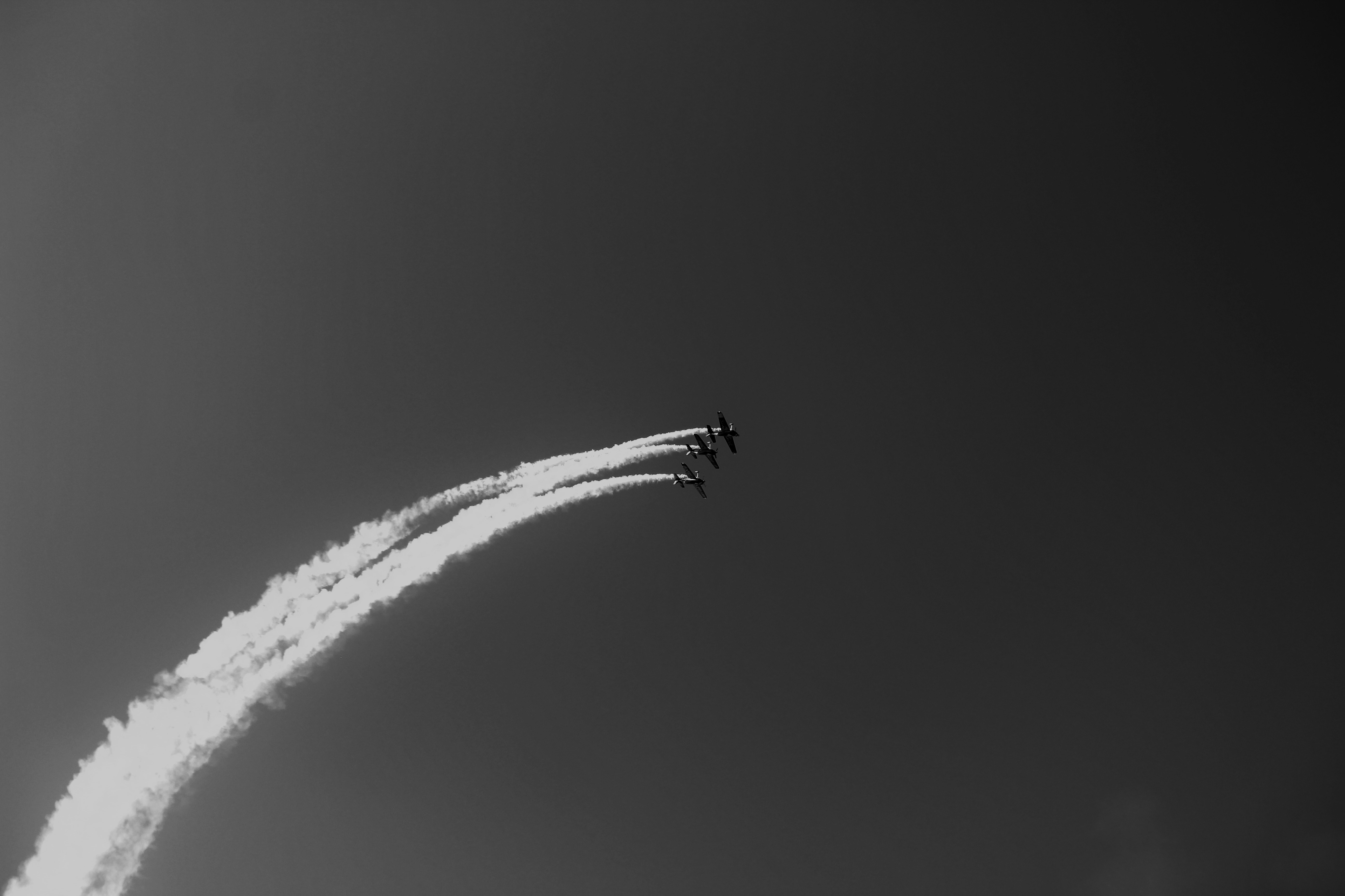 Une main dessinant une fusée qui décolle sur un tableau noir, entourée de flèches et de graphiques, représentant le concept de growth hacking et d'expérimentation rapide.