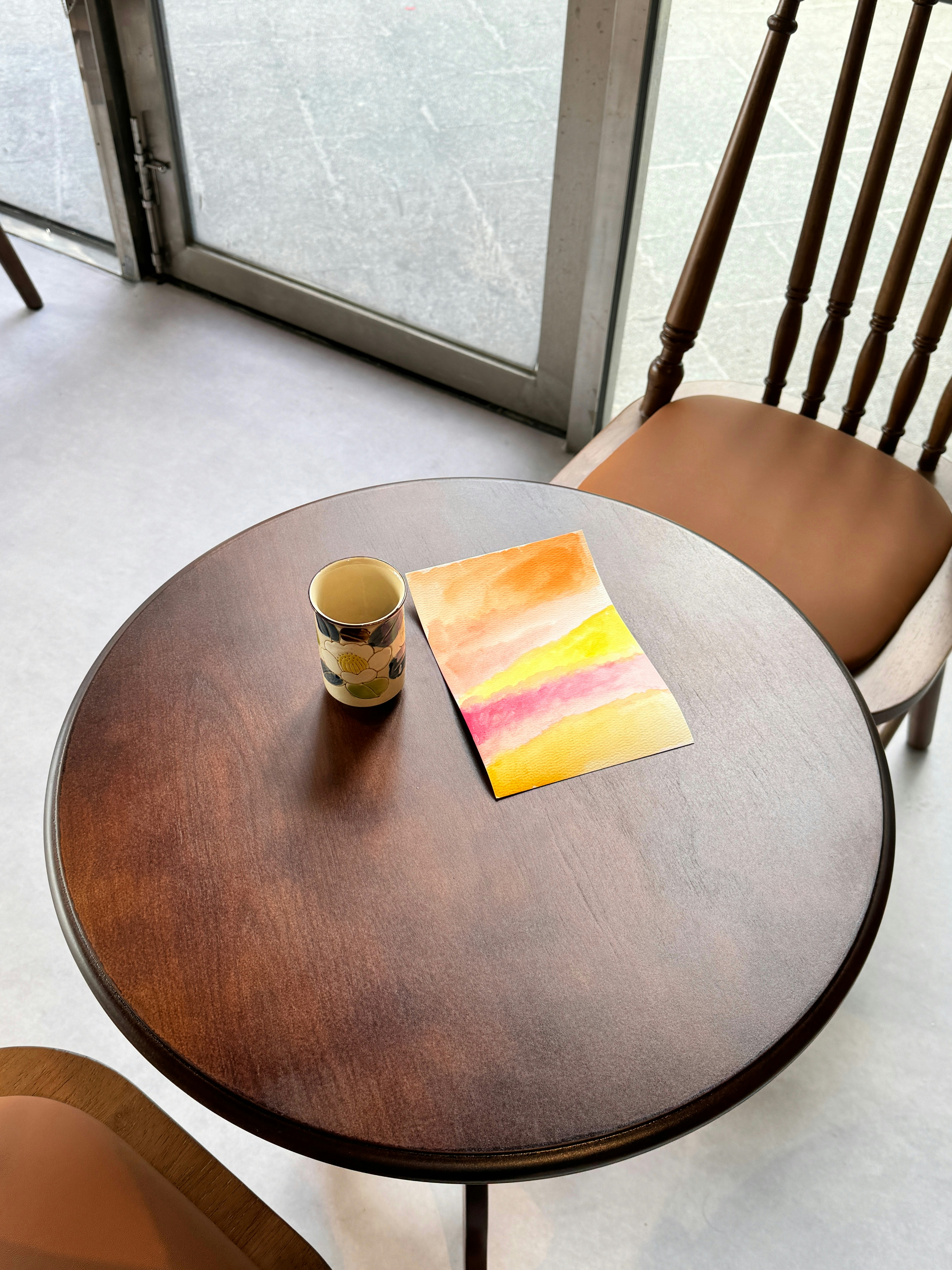 Une palette d'échantillons de couleurs murales, allant des tonspastel doux aux teintes vives et audacieuses, disposée sur une table en bois.