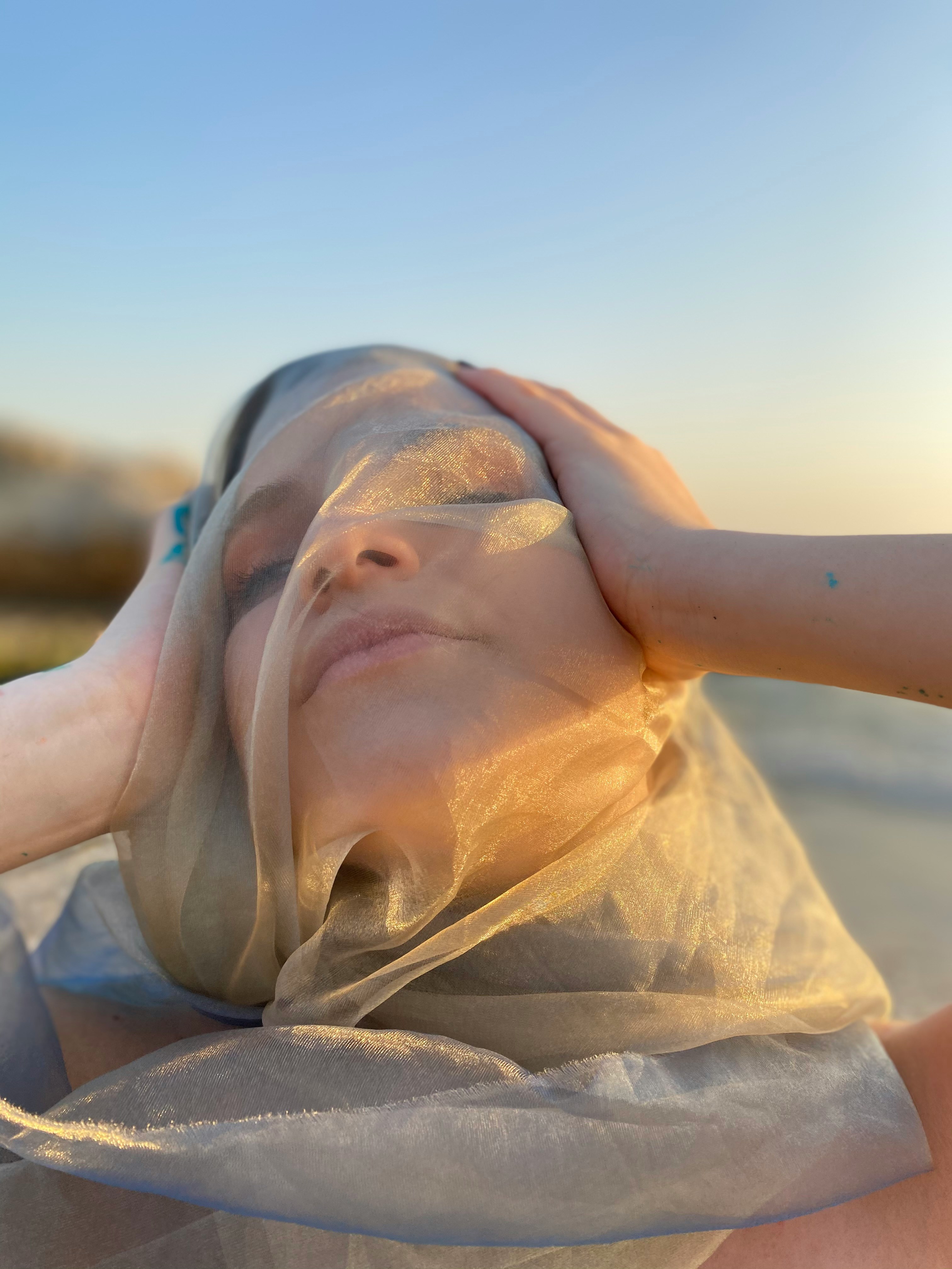 Une personne reçoit un massage du dos, avec un éclairage doux et une atmosphère apaisante. L'image se concentre sur les mains du masseur et le dos du client.