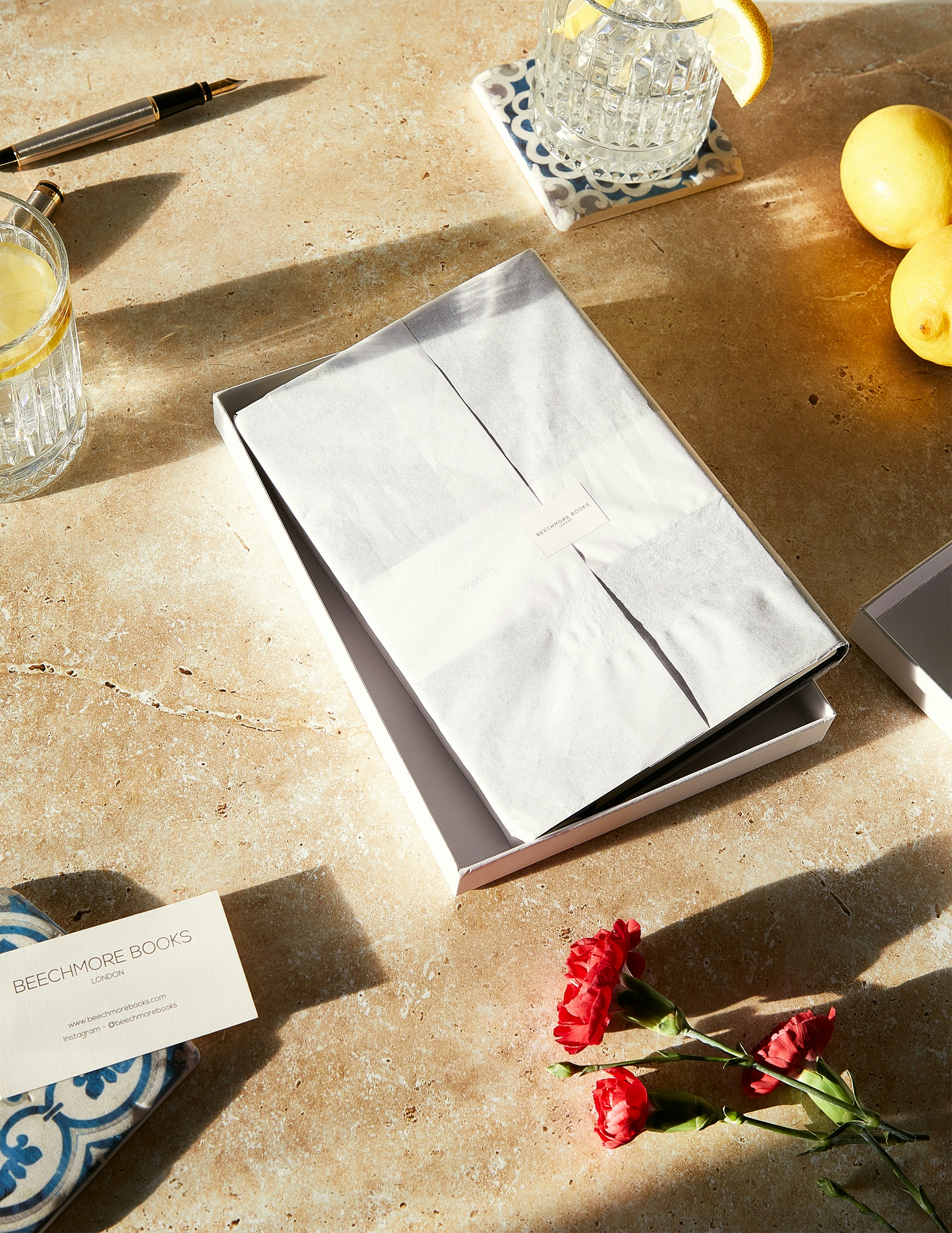 Un carnet de notes ouvert sur une table en bois avec un stylo et une tasse de café, symbolisant la planification de mariage.