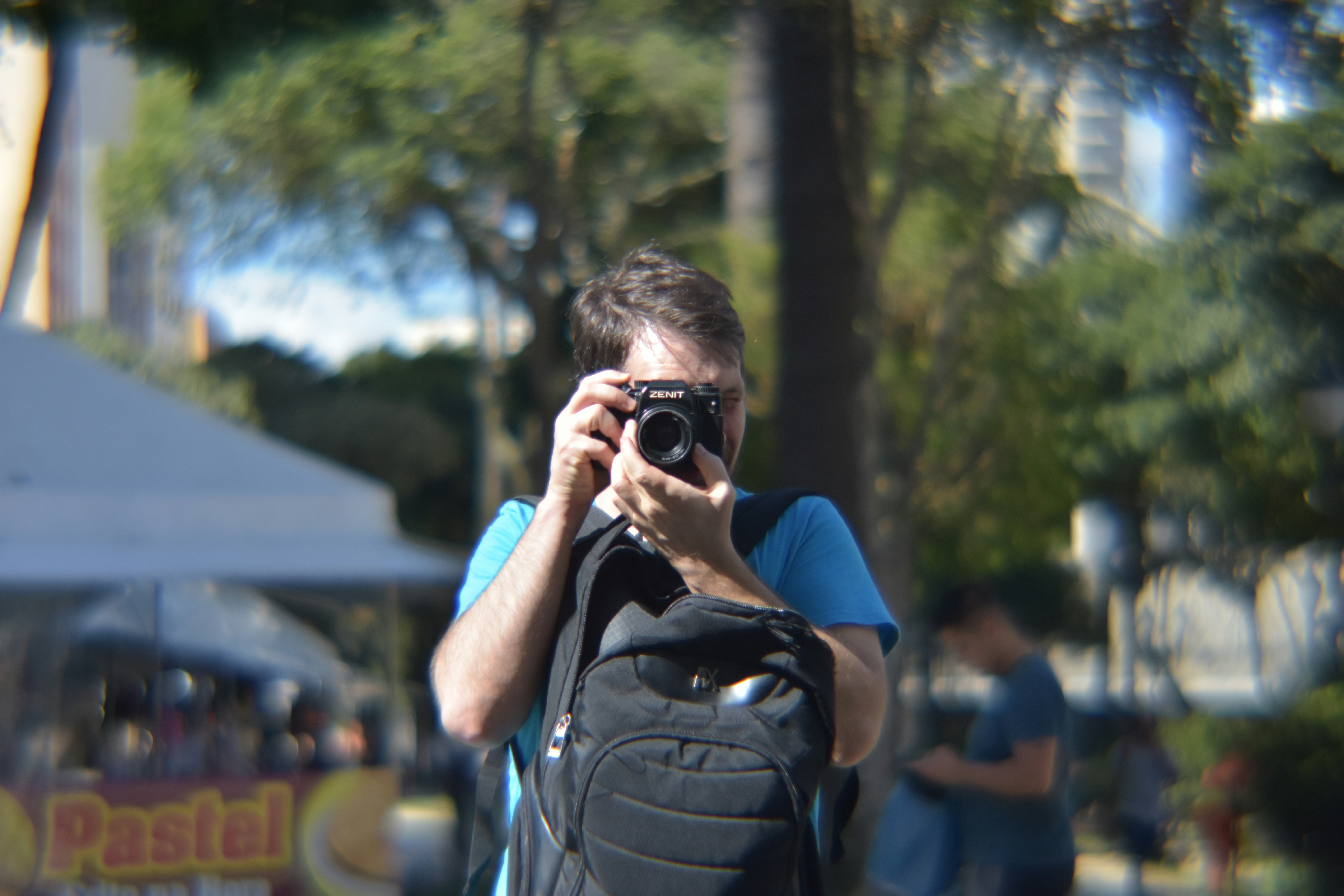 Vue rapprochée d'un appareil photo professionnel tenu par un photographe lors d'un événement.