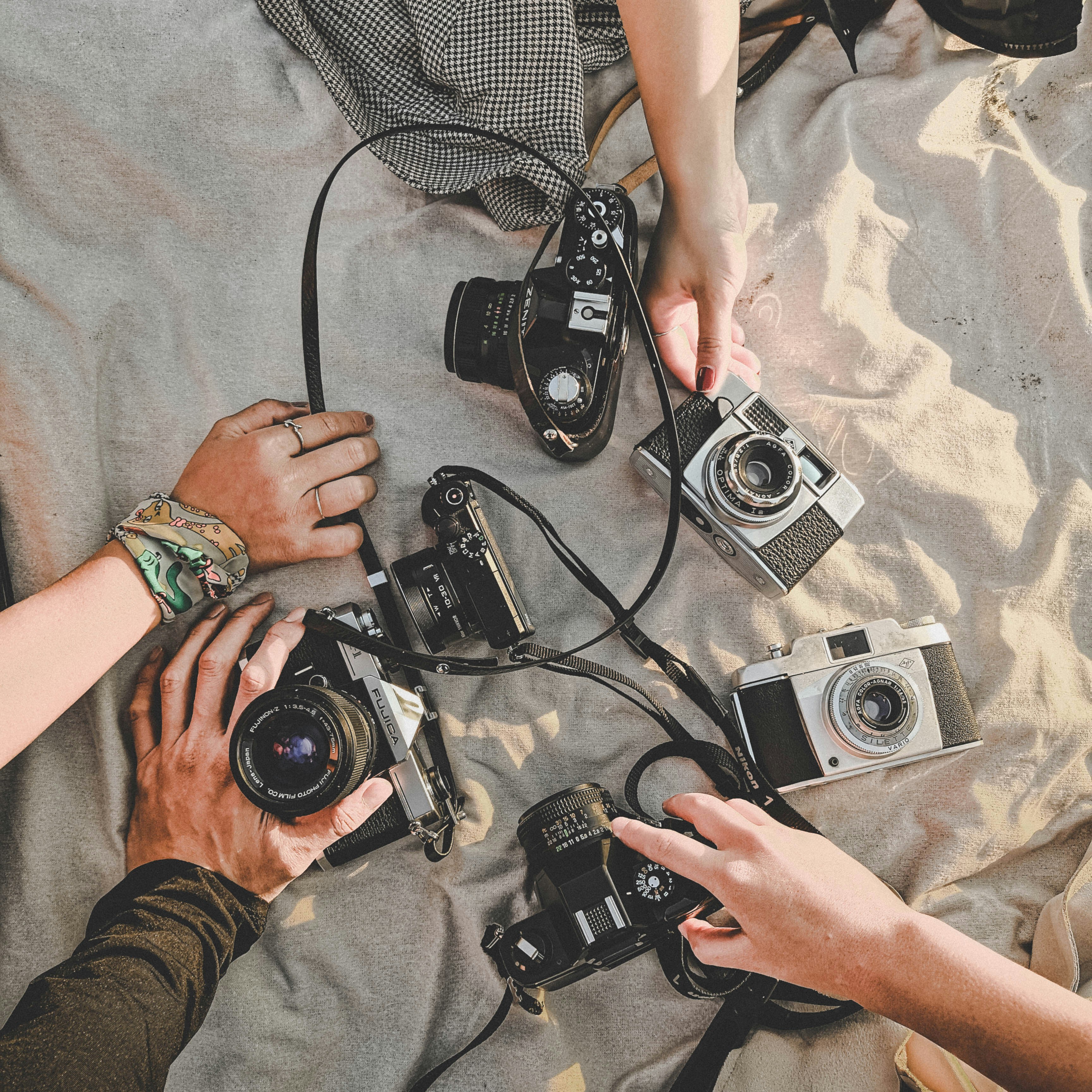 Un groupe de personnes participant à un cours de photographie en studio, écoutant attentivement un instructeur.