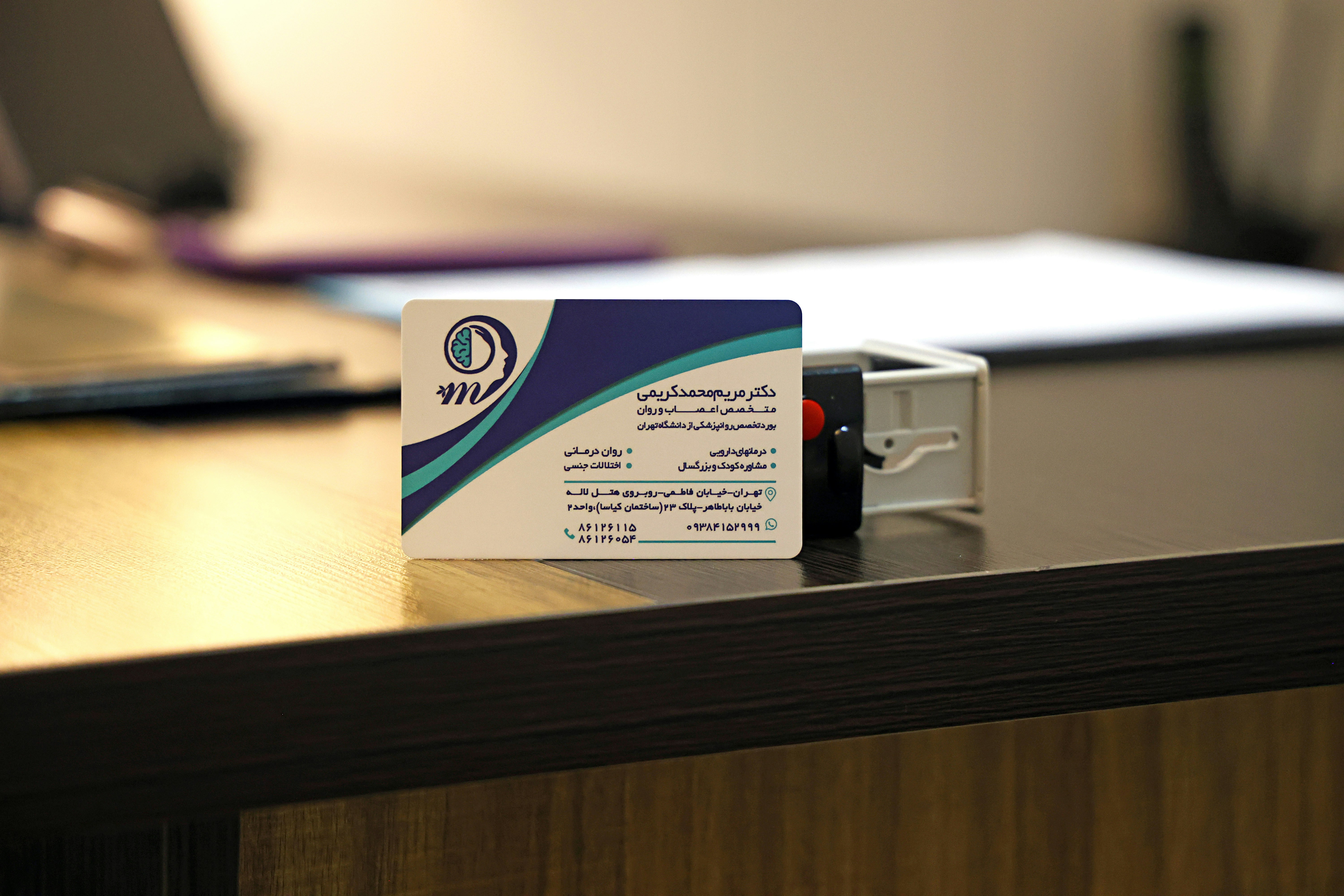 Gros plan sur l'échange d'une carte de visite moderne et qualitative entre deux professionnels pendant une réunion.