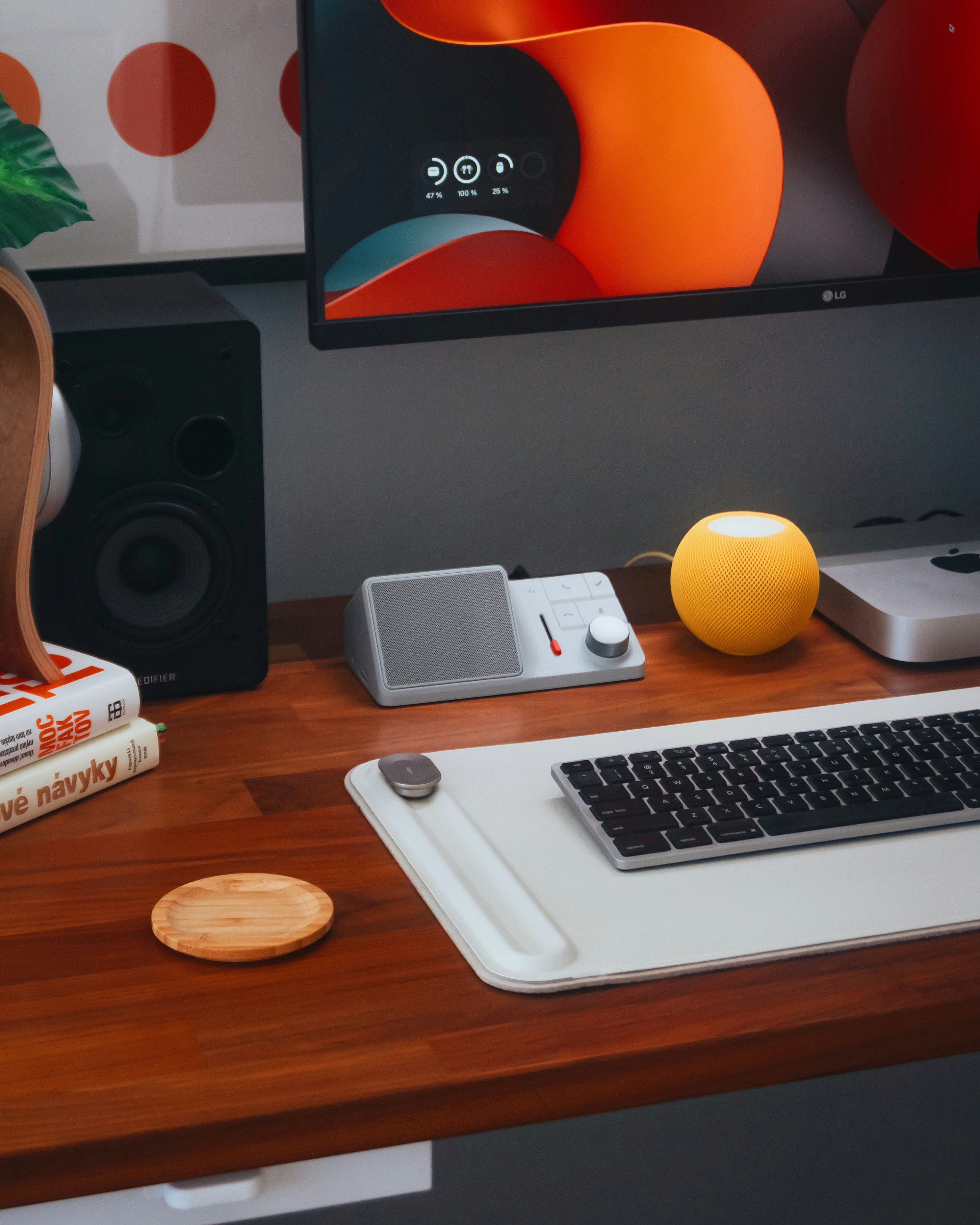 Une personne assise à un bureau bien rangé, semblant pleine d'énergie et de concentration, avec un ordinateur portable et une calebasse de maté à côté.