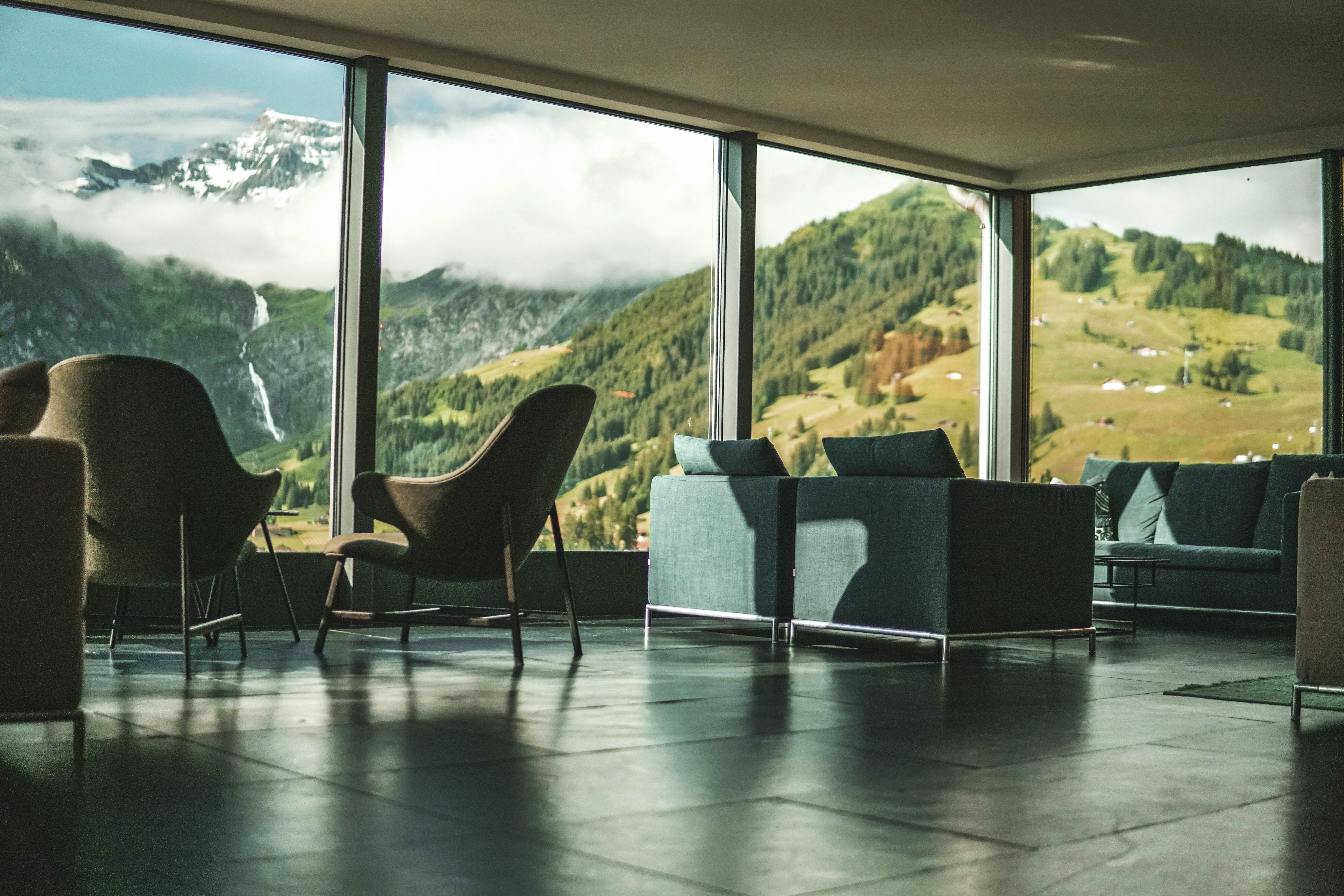 La vue sur les montagnes suisses depuis un bureau moderne, une image qui inspire la clarté, la vision à long terme et la solidité financière.