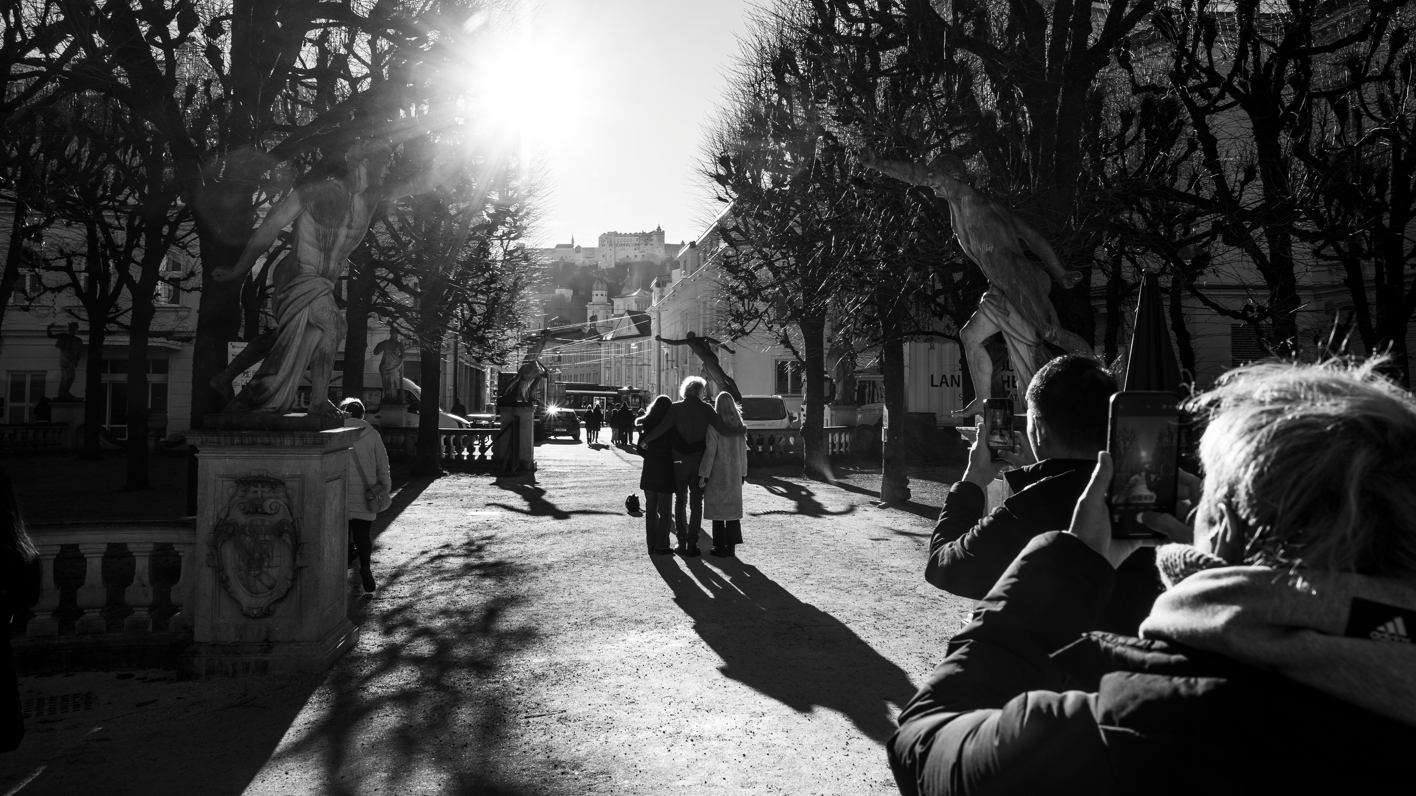 Quelqu'un qui marche en ville, le nez sur son smartphone, cherchant visiblement une info en vitesse. Une scène du quotidien qui parle d'efficacité et de mobilité.