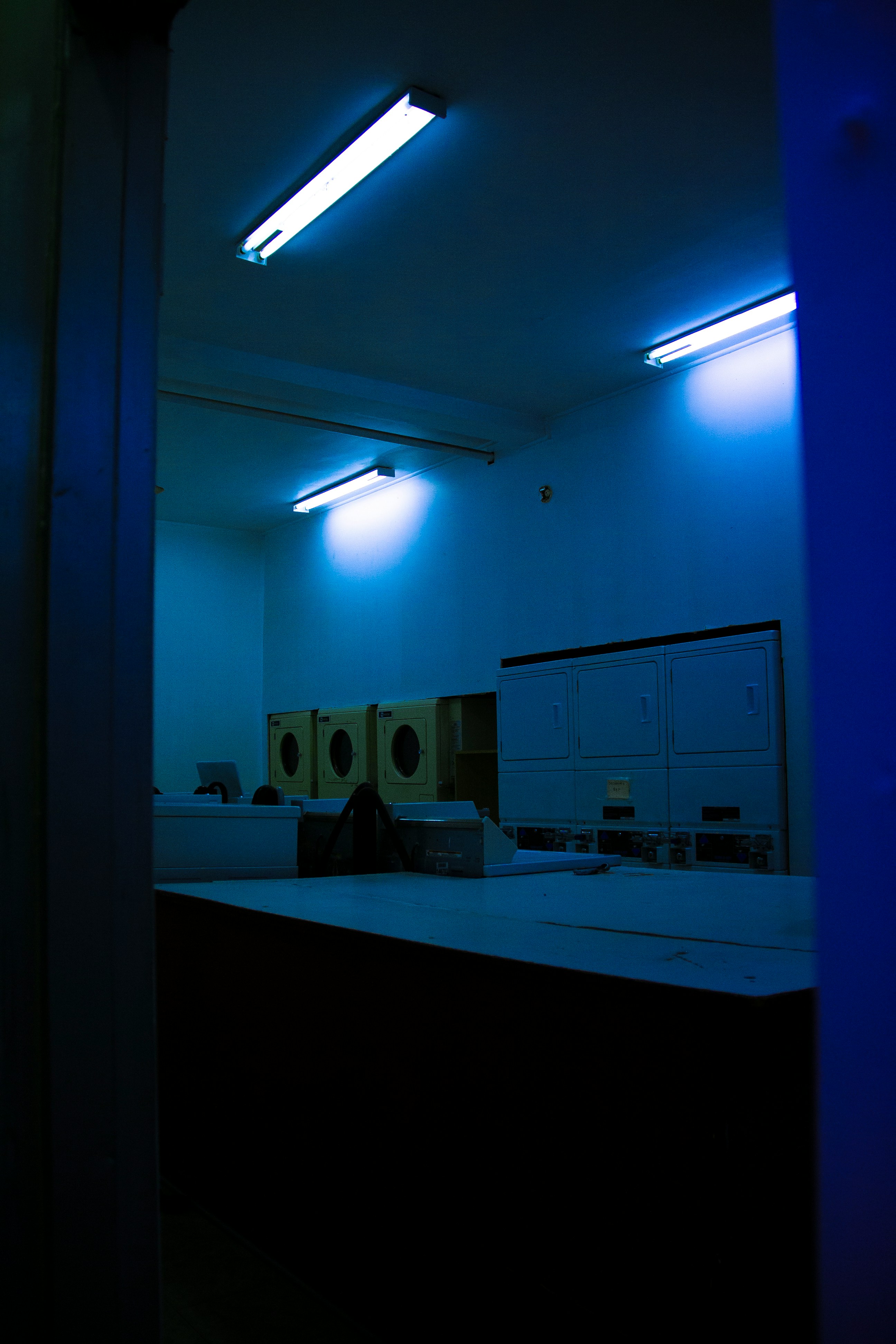 Vue d'une salle de serveurs moderne avec des lumières bleues, représentant l'infrastructure d'hébergement et de CDN.