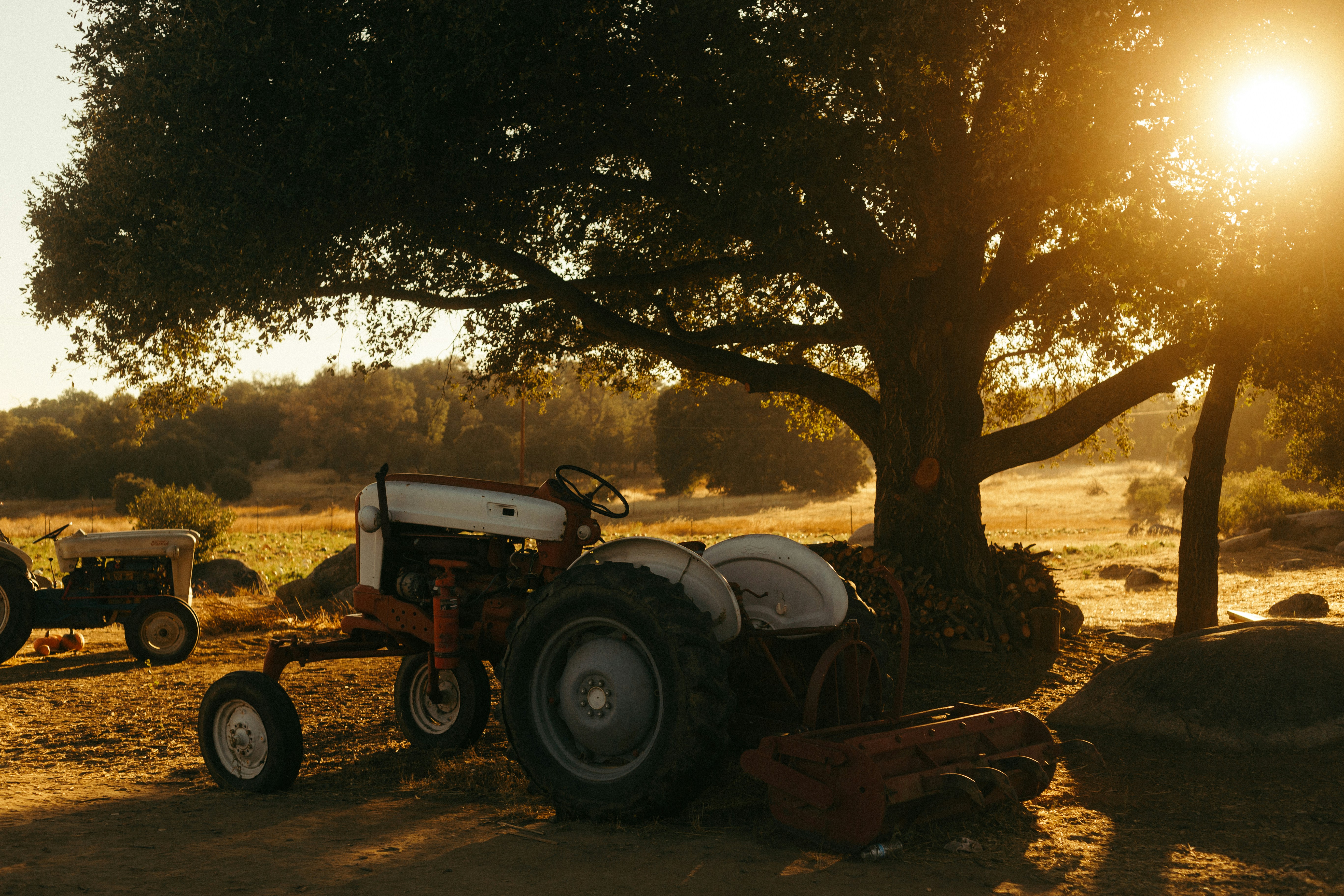 Un tracteur moderne et puissant travaillant dans un champ cultivé, symbolisant un matériel agricole de haute qualité.