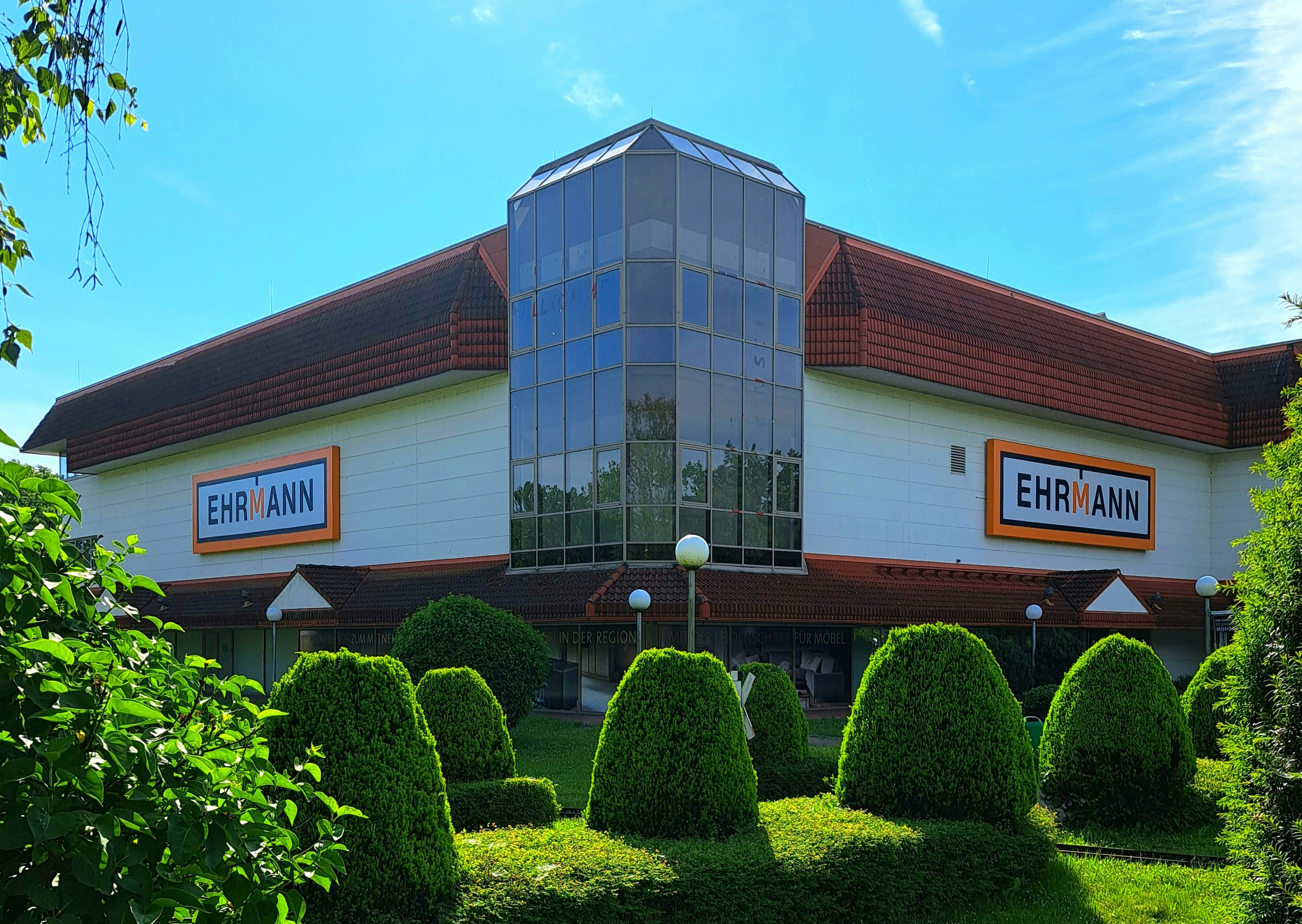 Une photo d'étagères de salle de bain bien rangées, avec des serviettes pliées et des produits de soin, évoquant une atmosphère de spa.