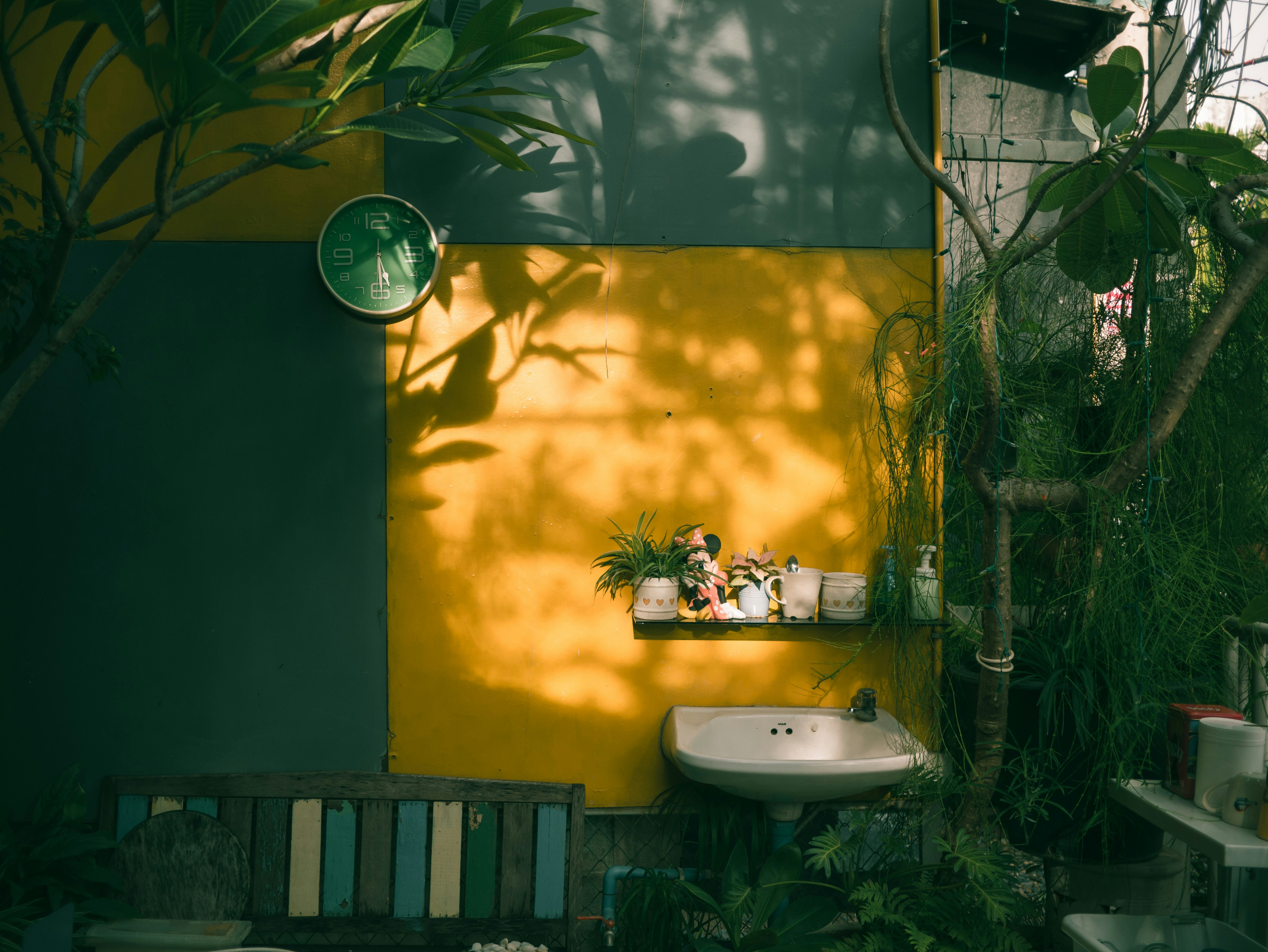 Une ventouse de plombier posée à côté d