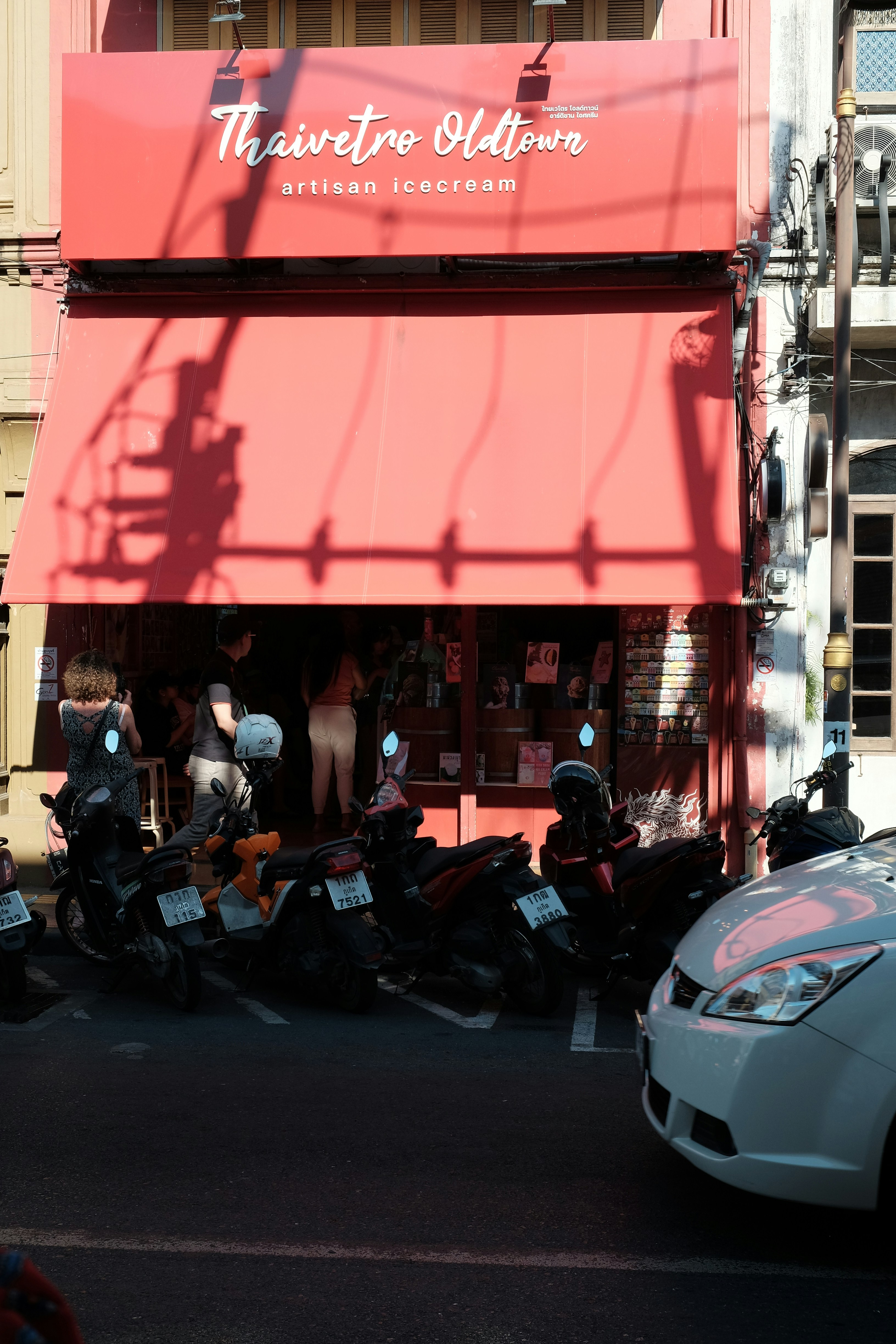 Un groupe d'amis diversifié riant et trinquant avec des pintes de bière dans un pub confortable et bien éclairé.