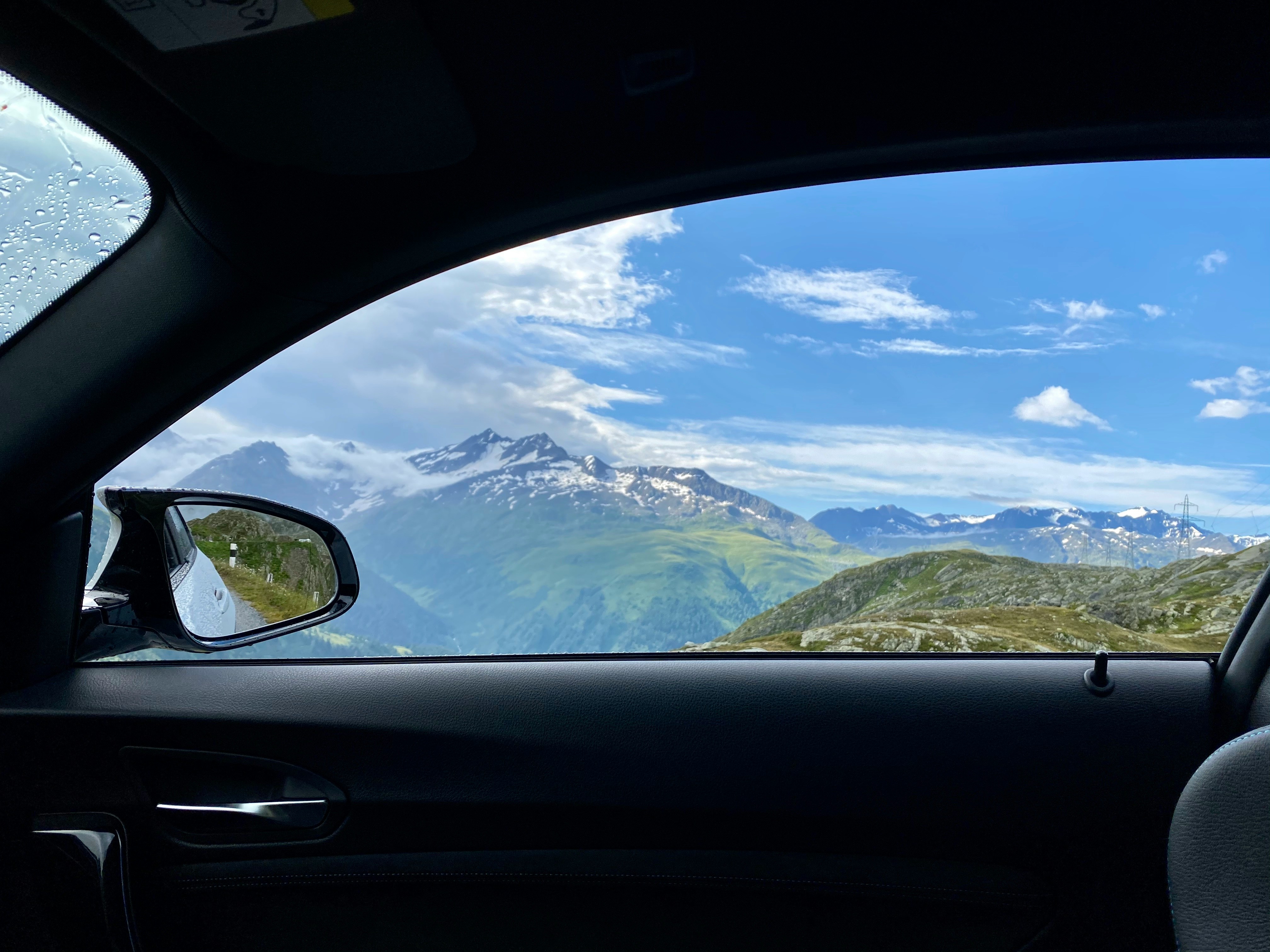 Un mécanicien automobile vérifie le niveau d