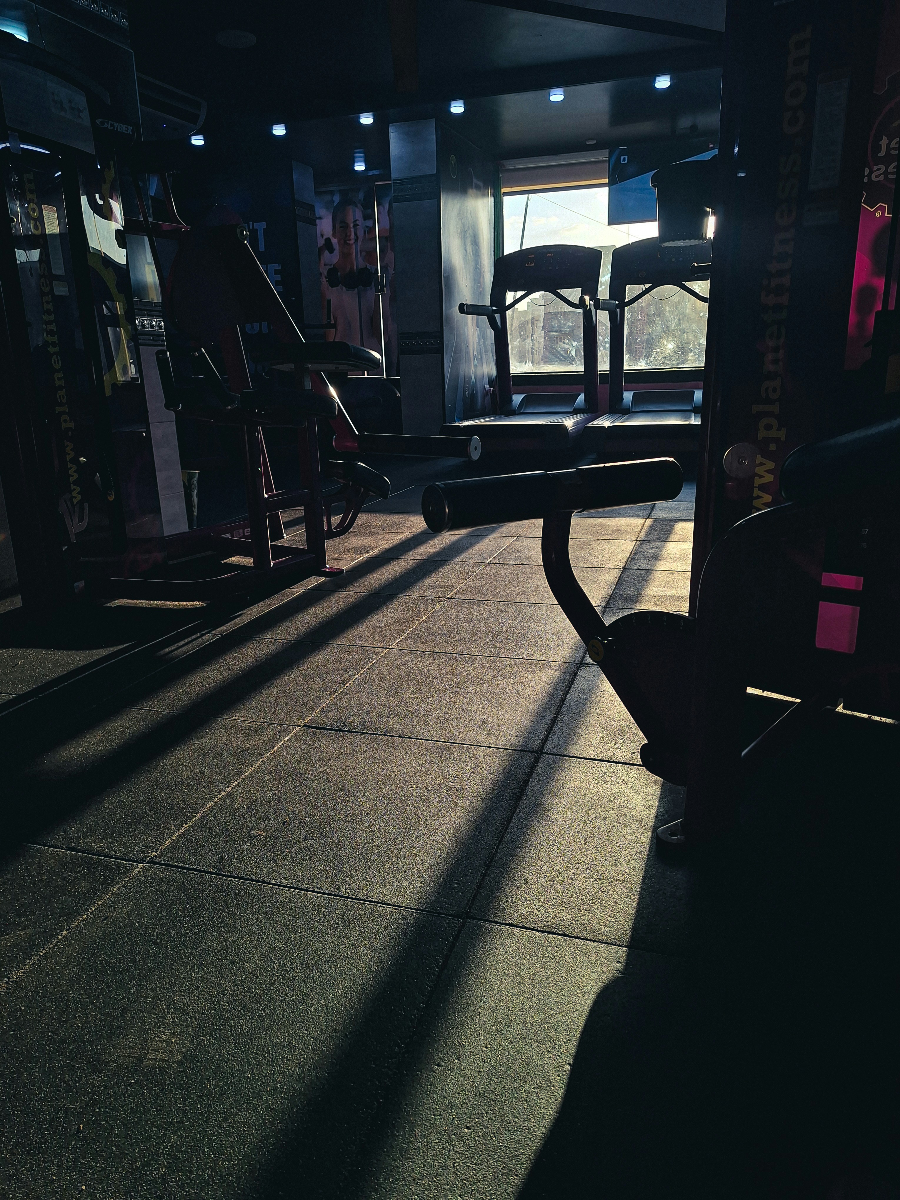 Une femme souriante en tenue de sport s