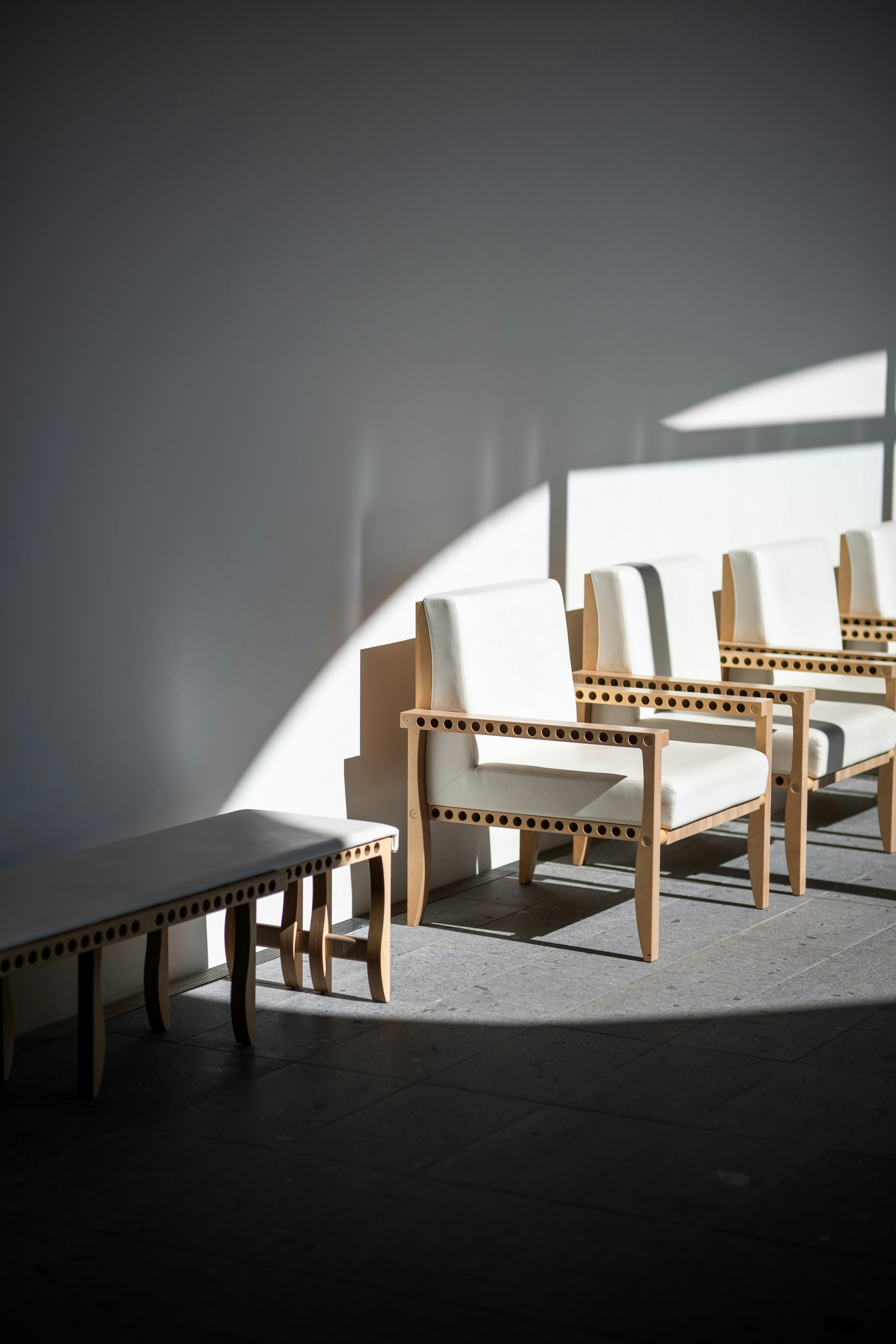 Une table à manger en bois massif au design unique, entourée de chaises modernes dans une salle à manger scandinave.