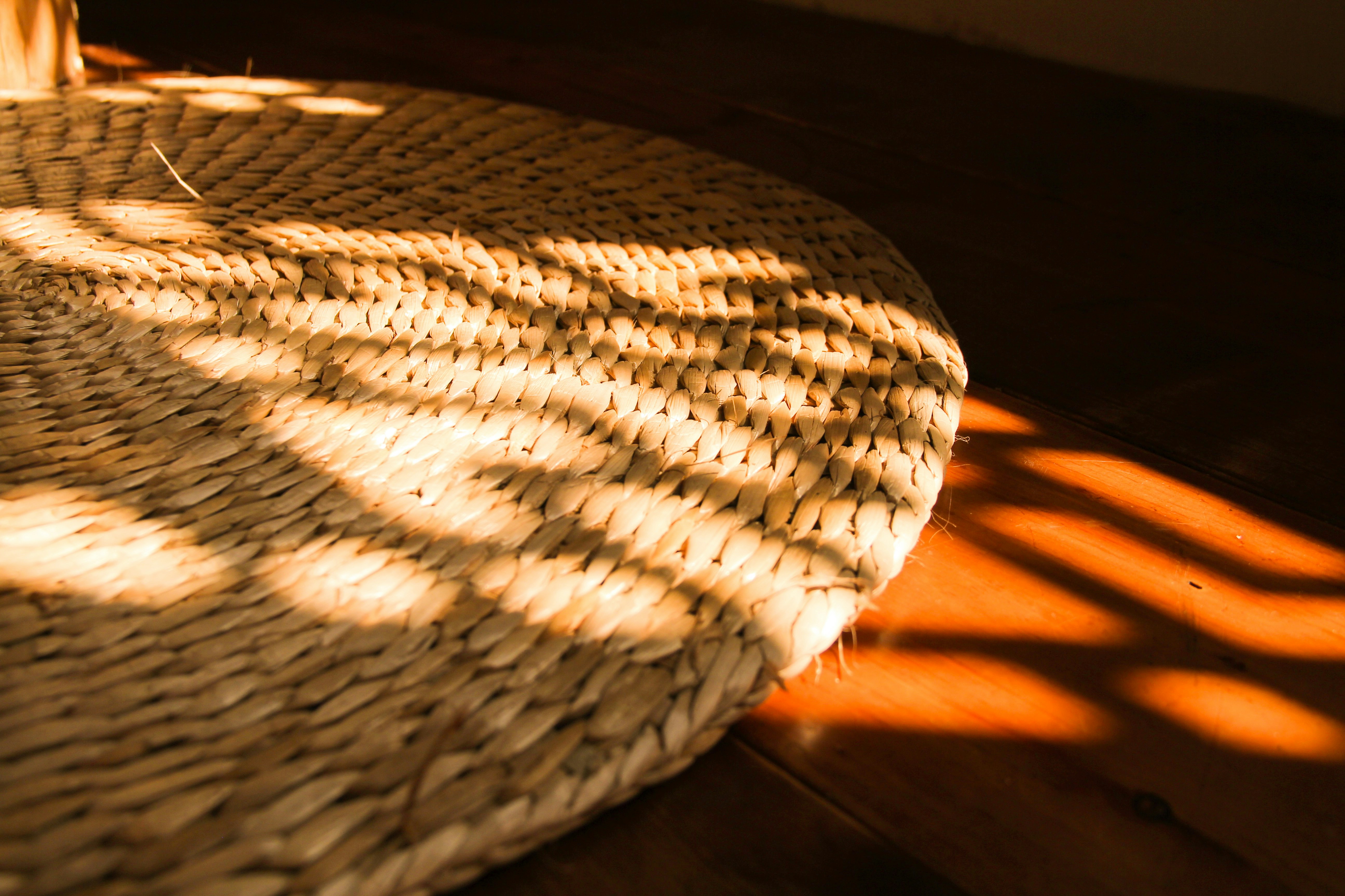 Une silhouette humaine abstraite dessinée par des points de lumière connectés, comme pour symboliser le lien vital entre le corps, l'esprit et notre énergie.