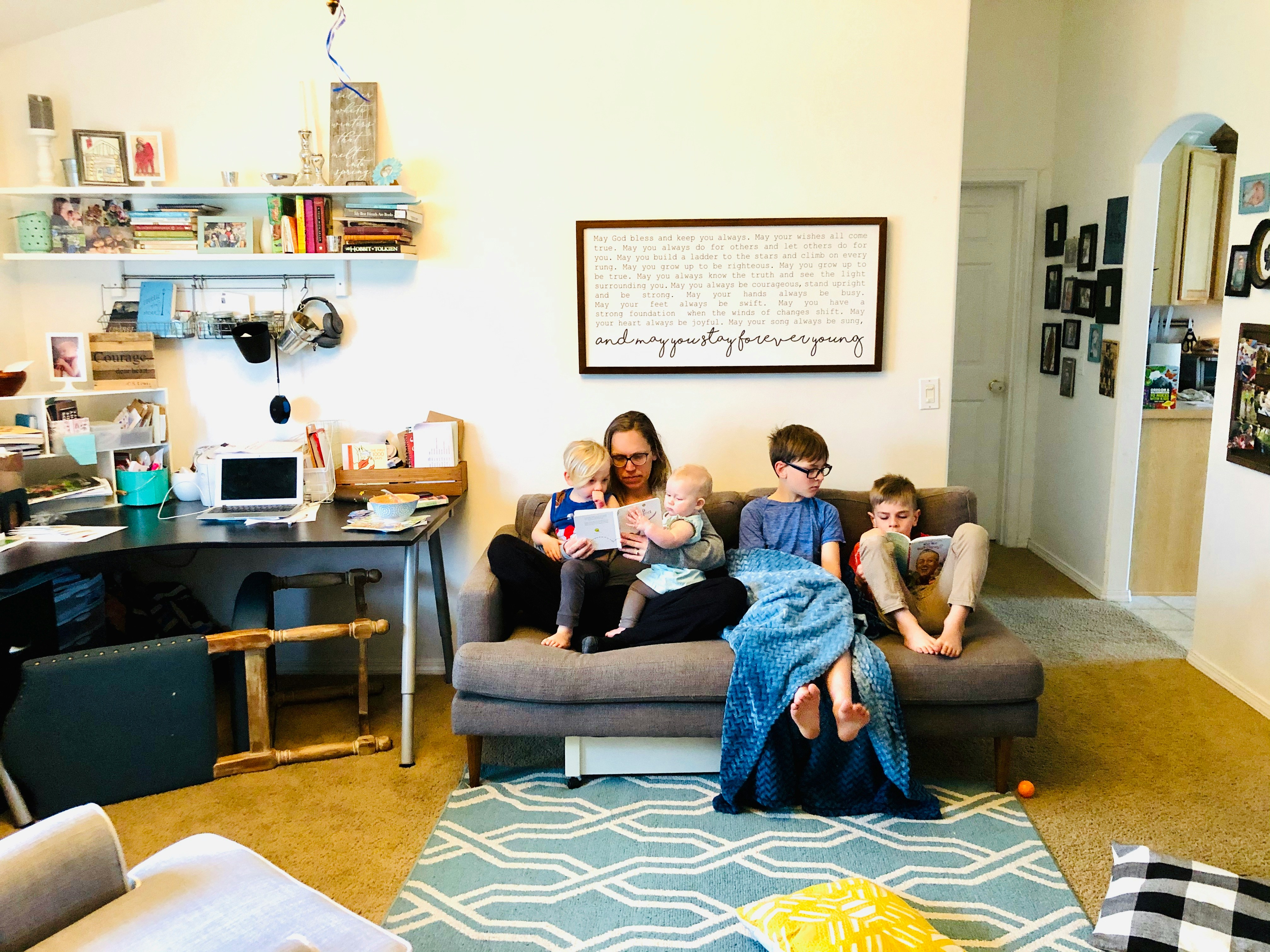 Une famille souriante appréciant son séjour dans un appartement de vacances moderne et lumineux.