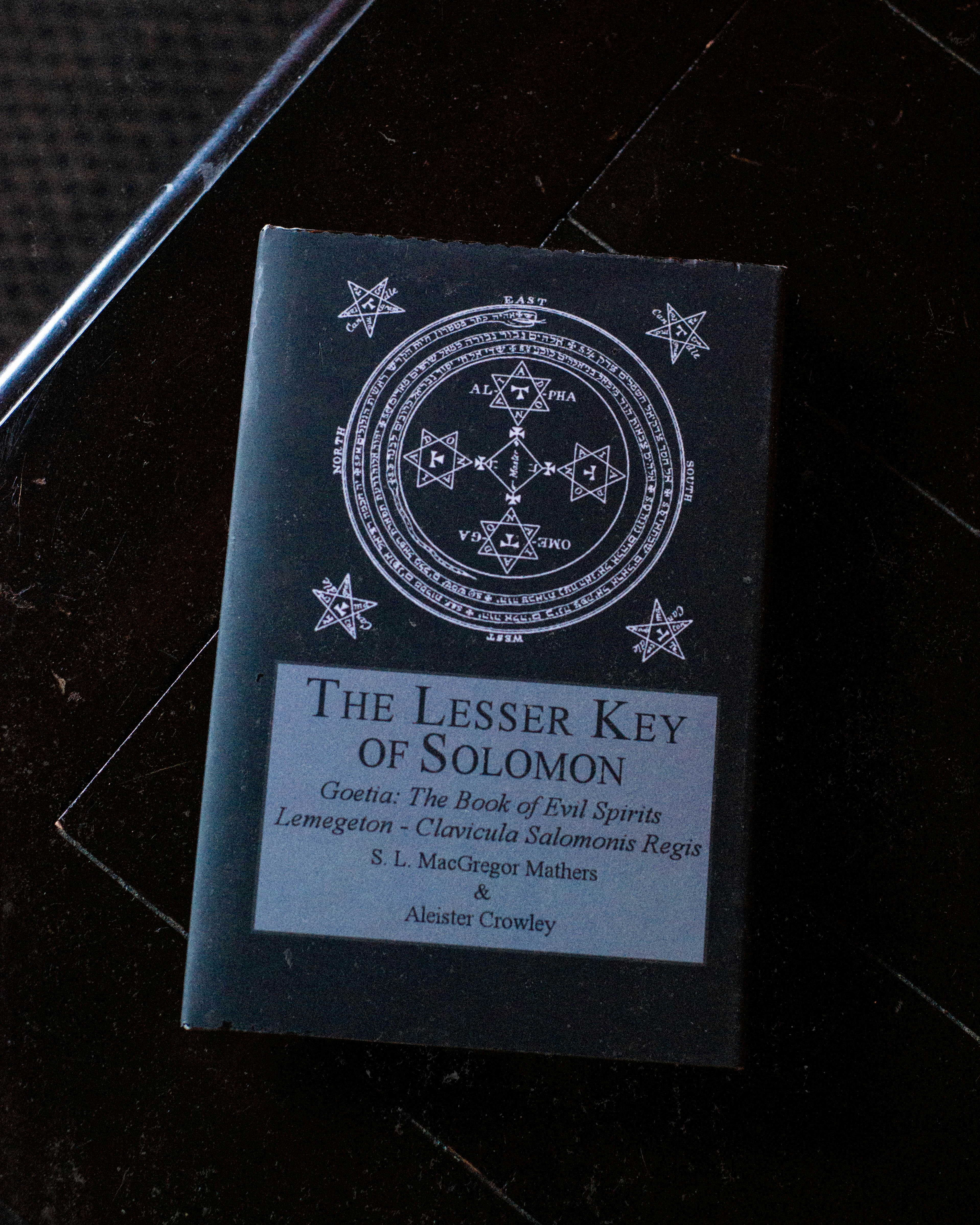 Un jeu de clés élégant posé sur un porte-clés design, symbolisant le transfert de responsabilité et la confiance envers un partenaire de gestion.