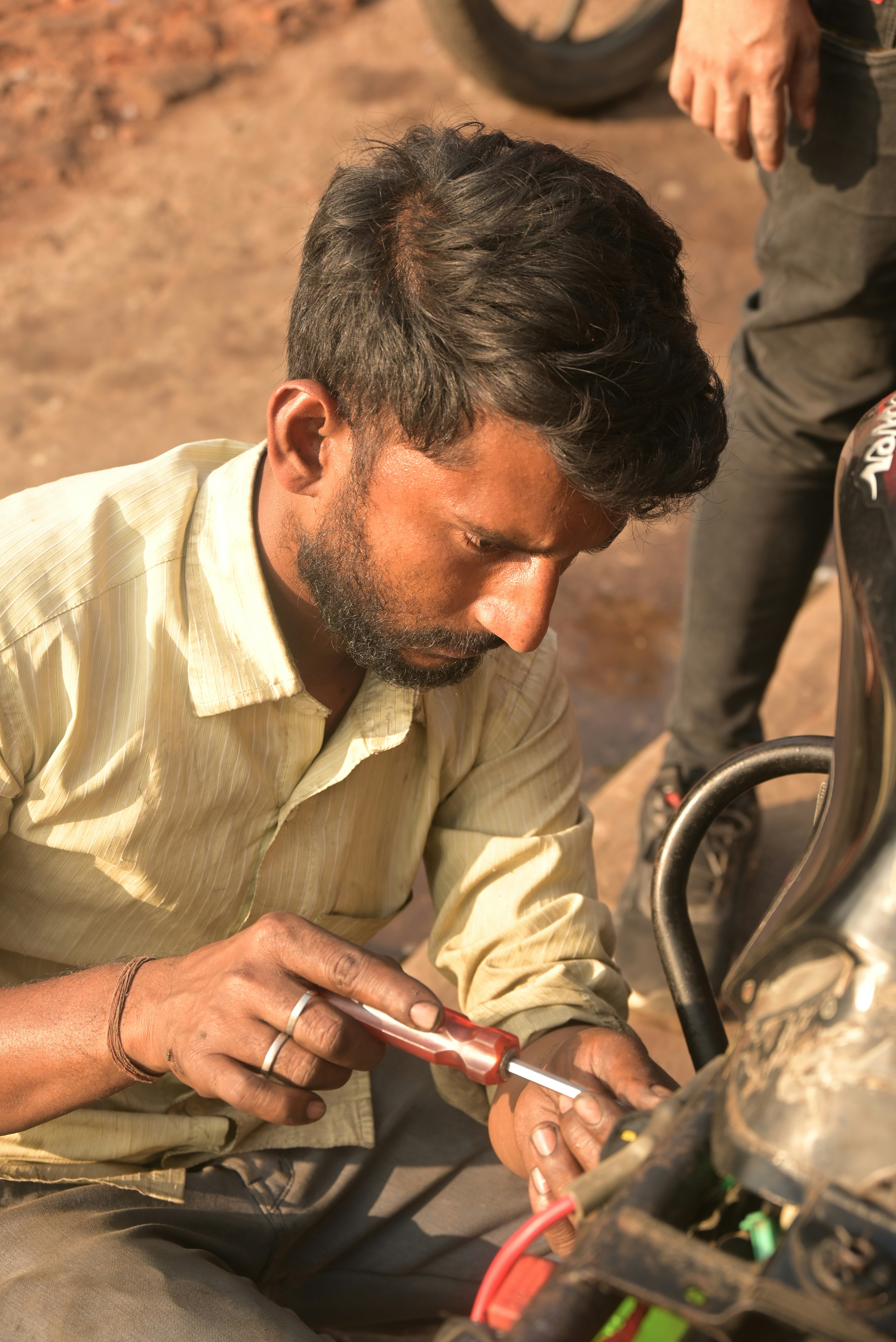 Un agriculteur qui jette un œil expert sous le capot d