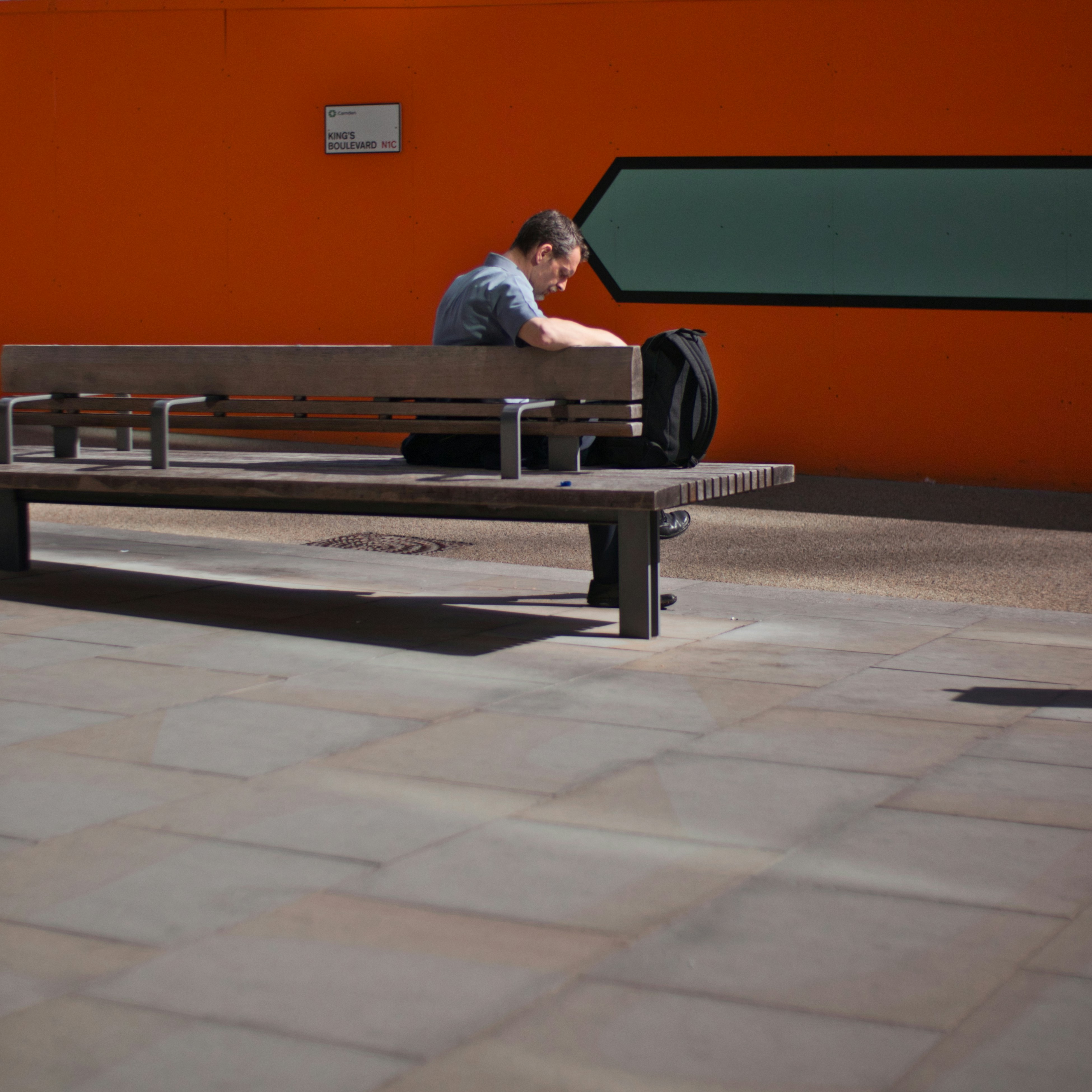 Une femme discute avec son coach personnel dans une salle de sport, le coach lui montre des exercices sur une tablette.