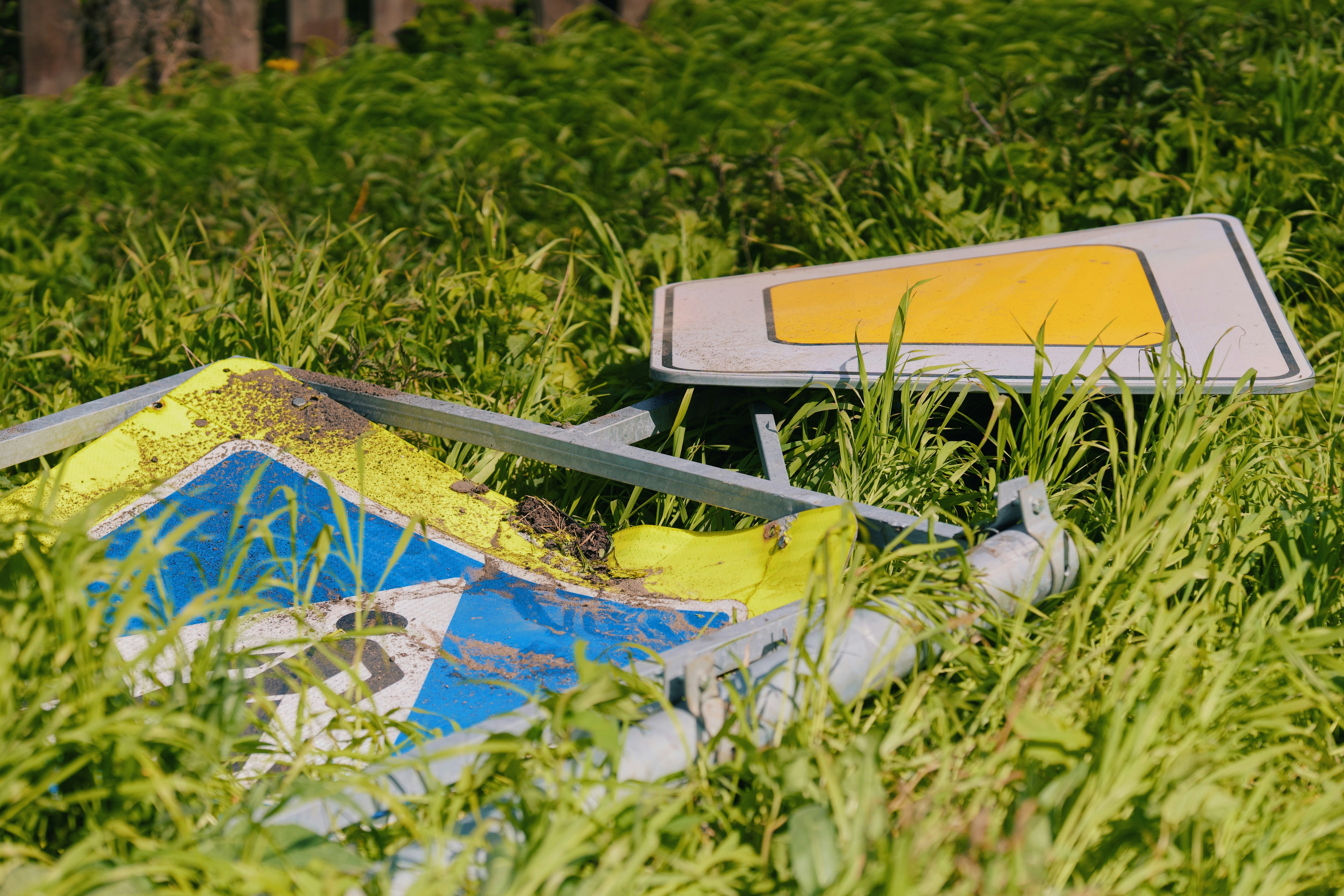 Un maraîcher utilisant un petit équipement de désherbage mécanique dans un champ de légumes, montrant la précision requise dans ce secteur.