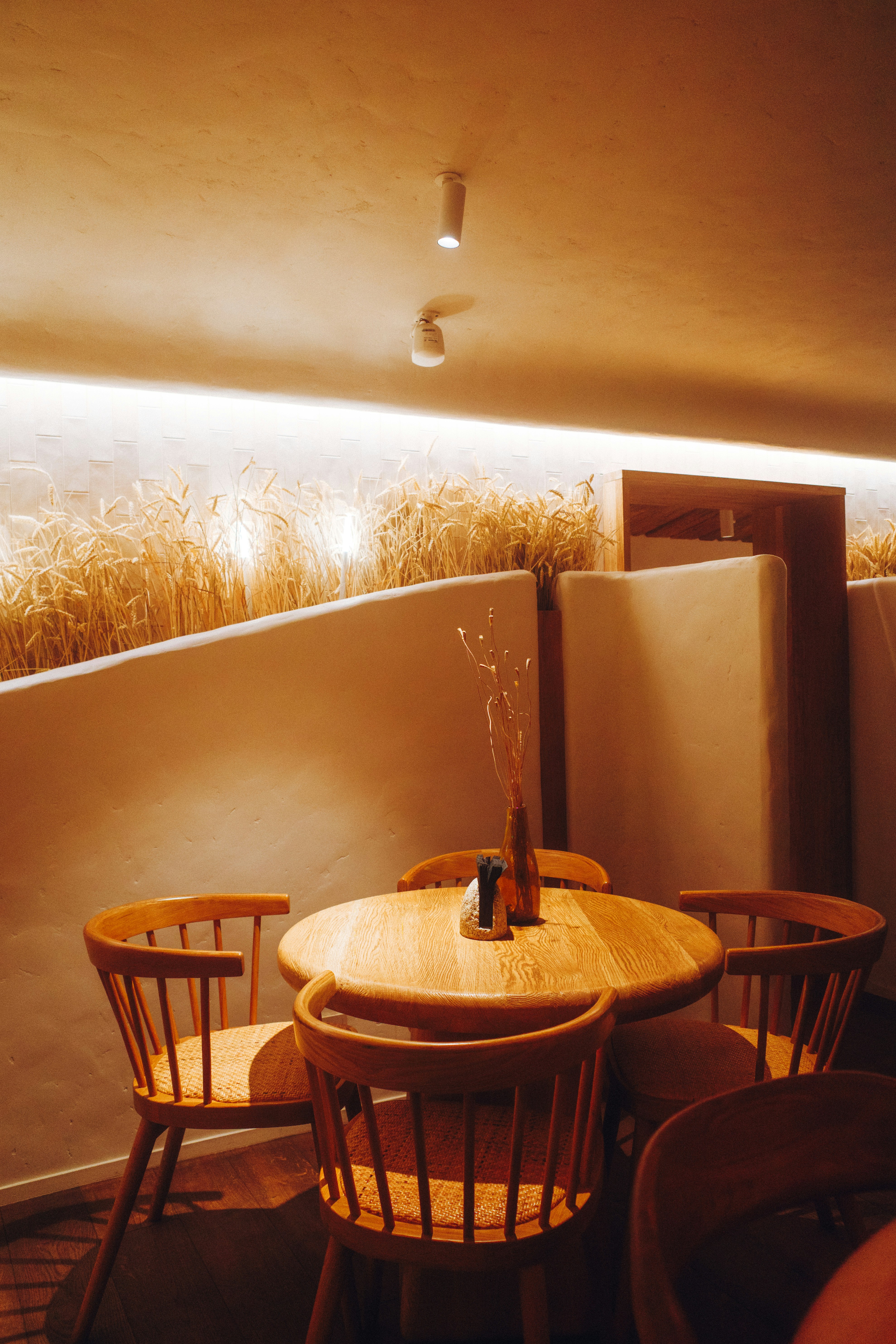 Intérieur chic et moderne d'un bar de restaurant avec un éclairage d'ambiance tamisé, des chaises hautes design et un bar en marbre, montrant l'importance de la décoration pour les espaces commerciaux.
