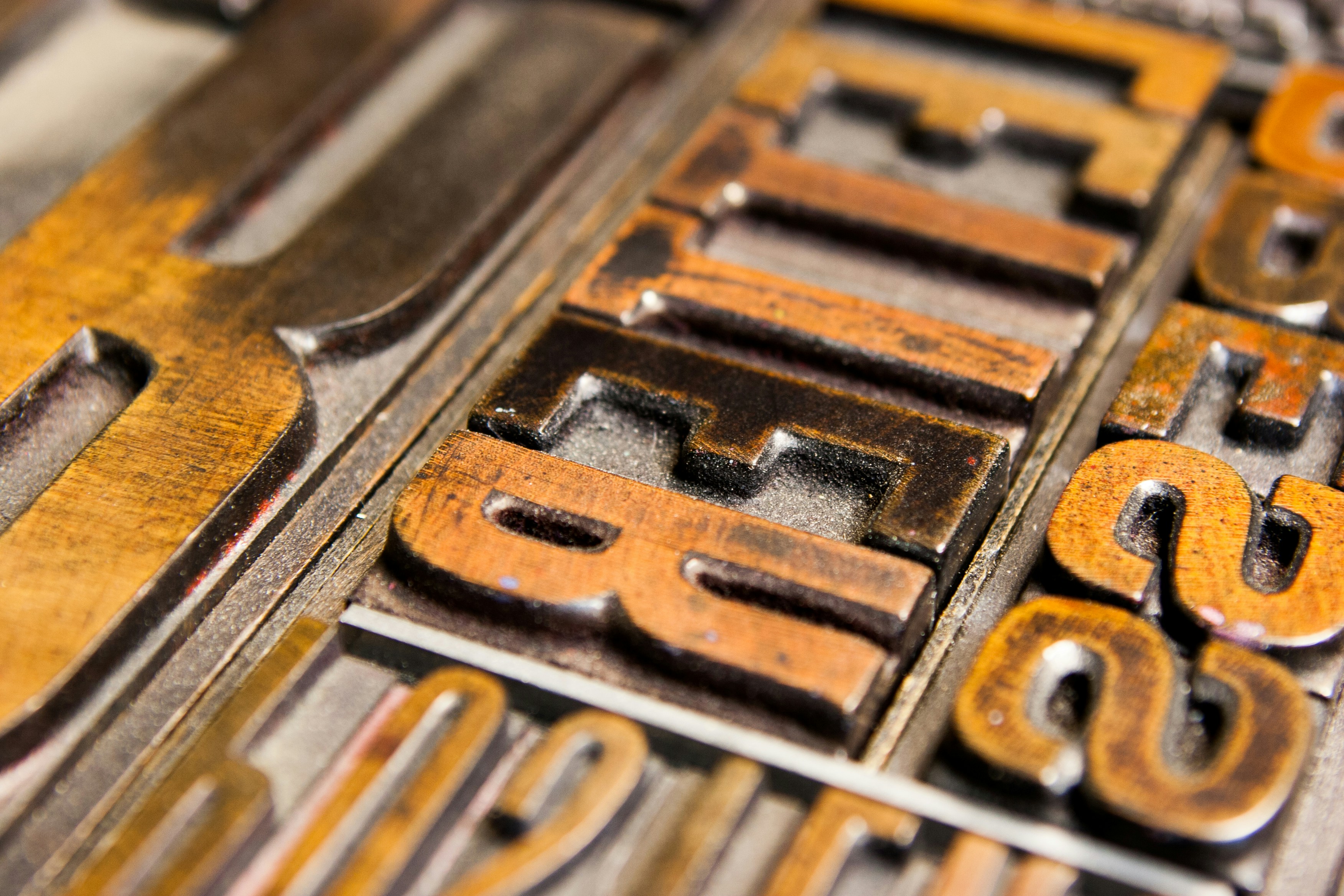 La façade d'un centre commercial moderne, équipée d'une enseigne digitale à écran LED qui diffuse une publicité colorée et pleine de vie.