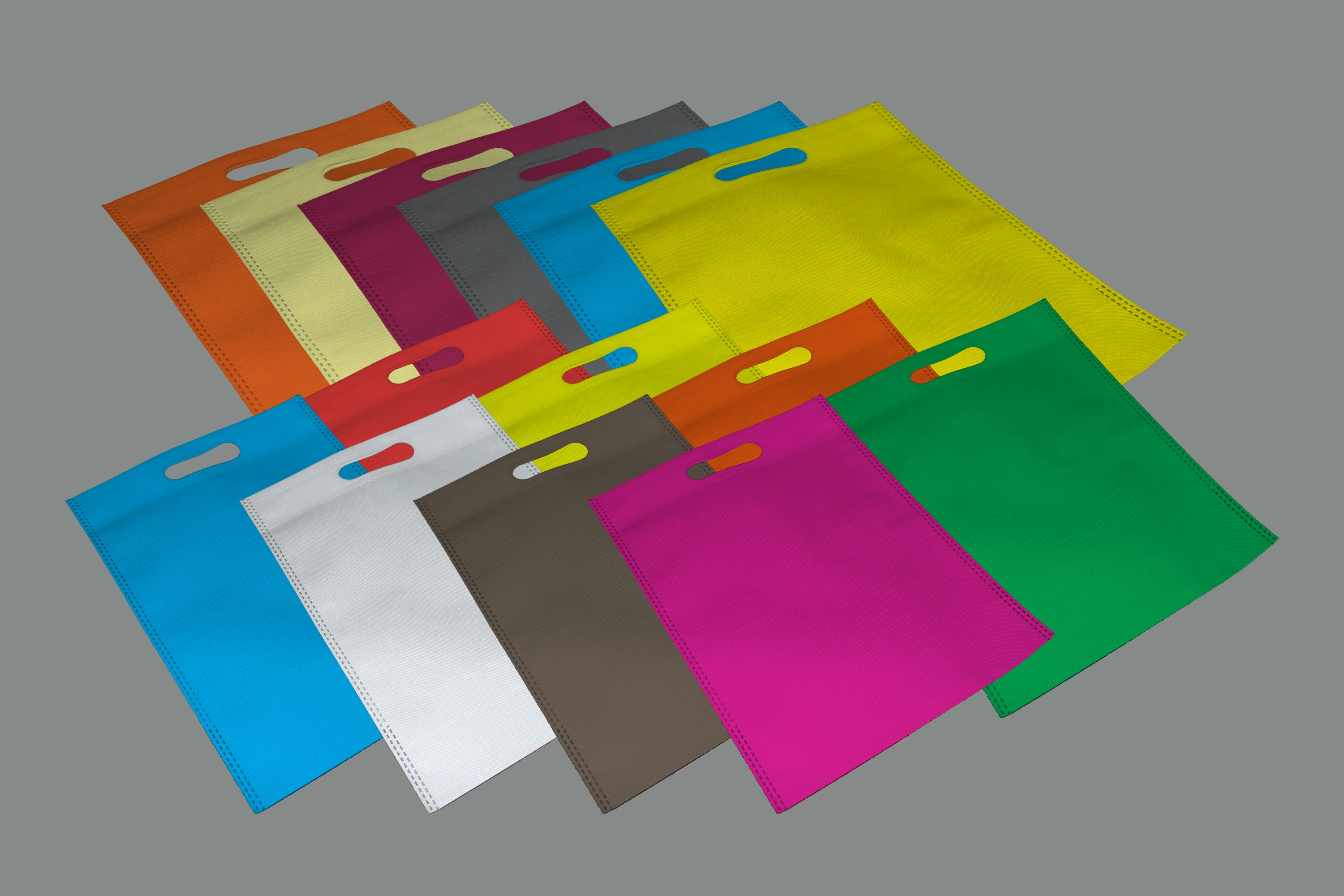 Un artisan en train d'assembler des lettres boîtiers en métal dans un atelier, avec des outils et des plans visibles en arrière-plan.