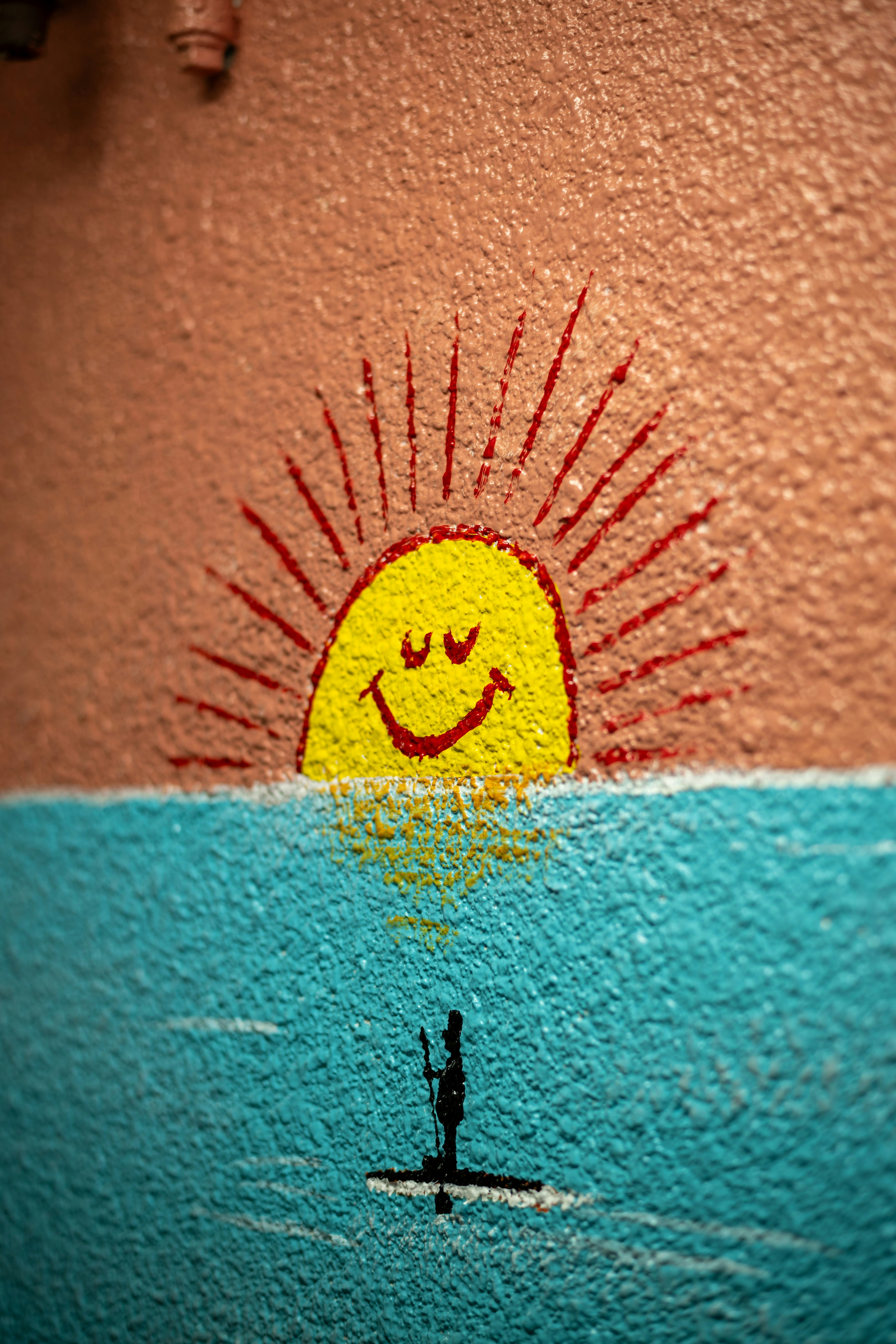 Un chef de projet, casque blanc sur la tête et tablette à la main, échange un sourire avec son client, visiblement ravi, au cœur d'une maison en pleine rénovation.